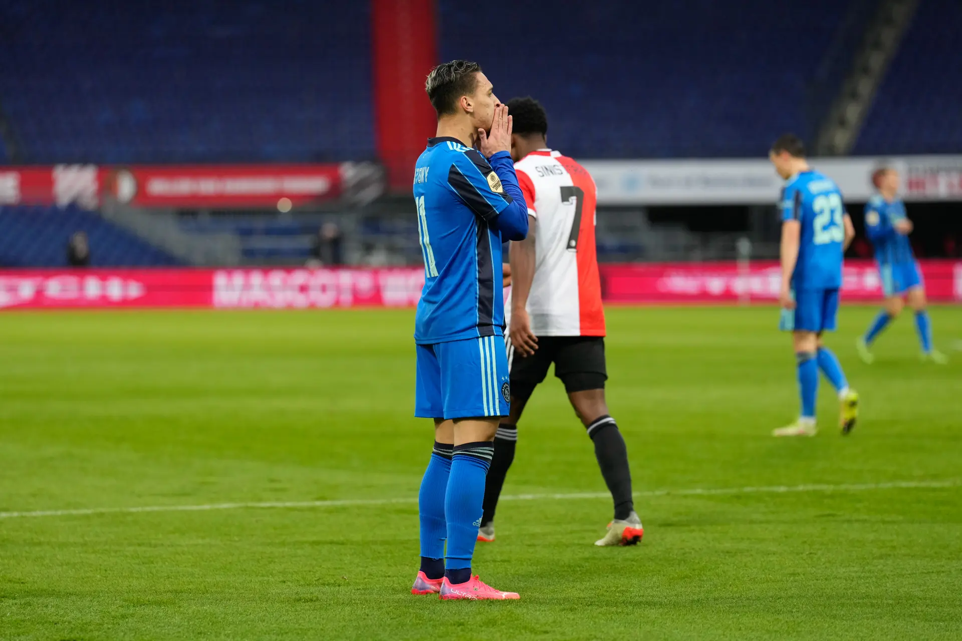 Ten Hag zag Antony hard aangepakt worden: 'Ik kan me zijn gedrag voorstellen'