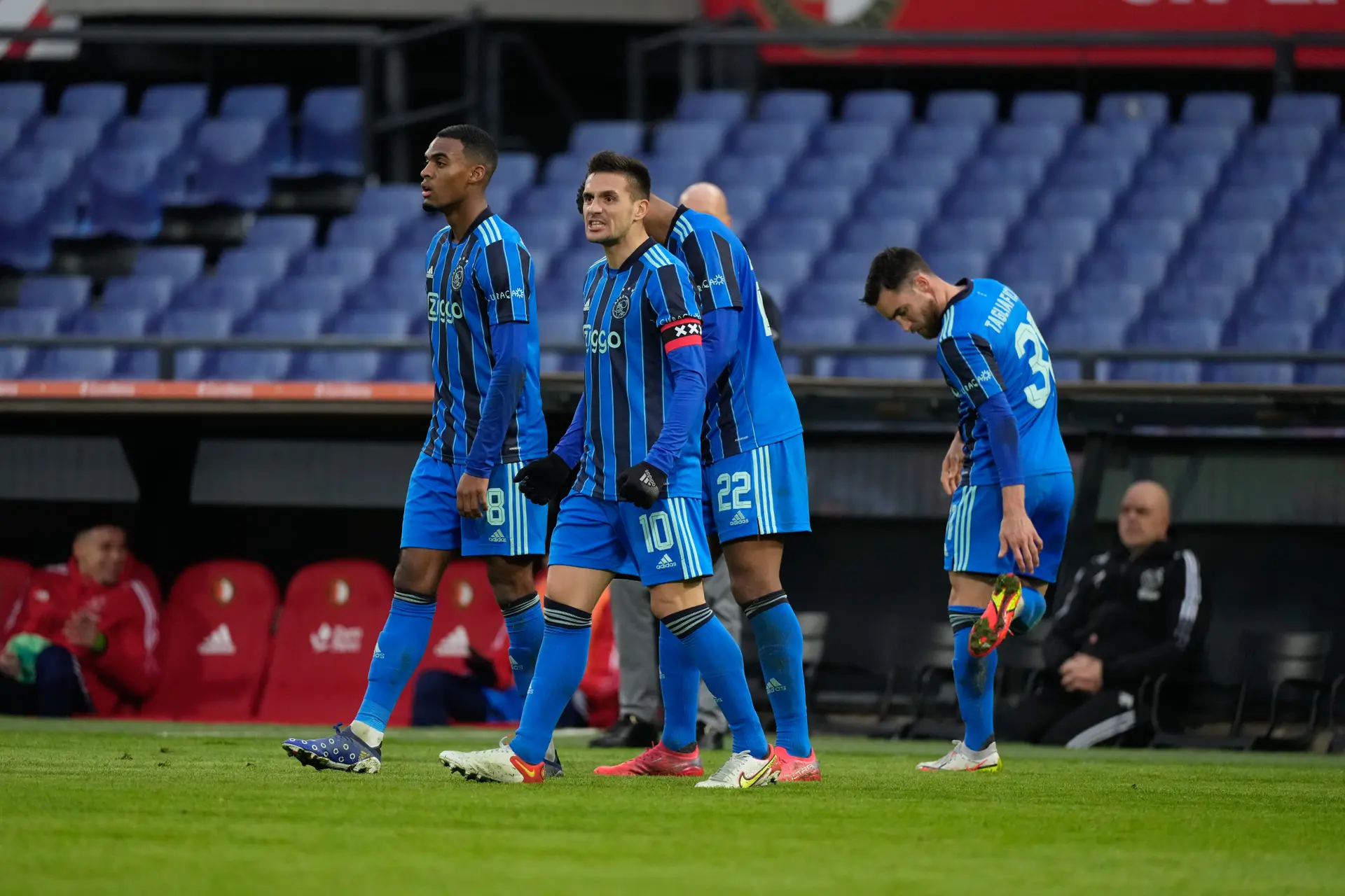 Ajax wint slechte Klassieker, maar verliest centrale duo