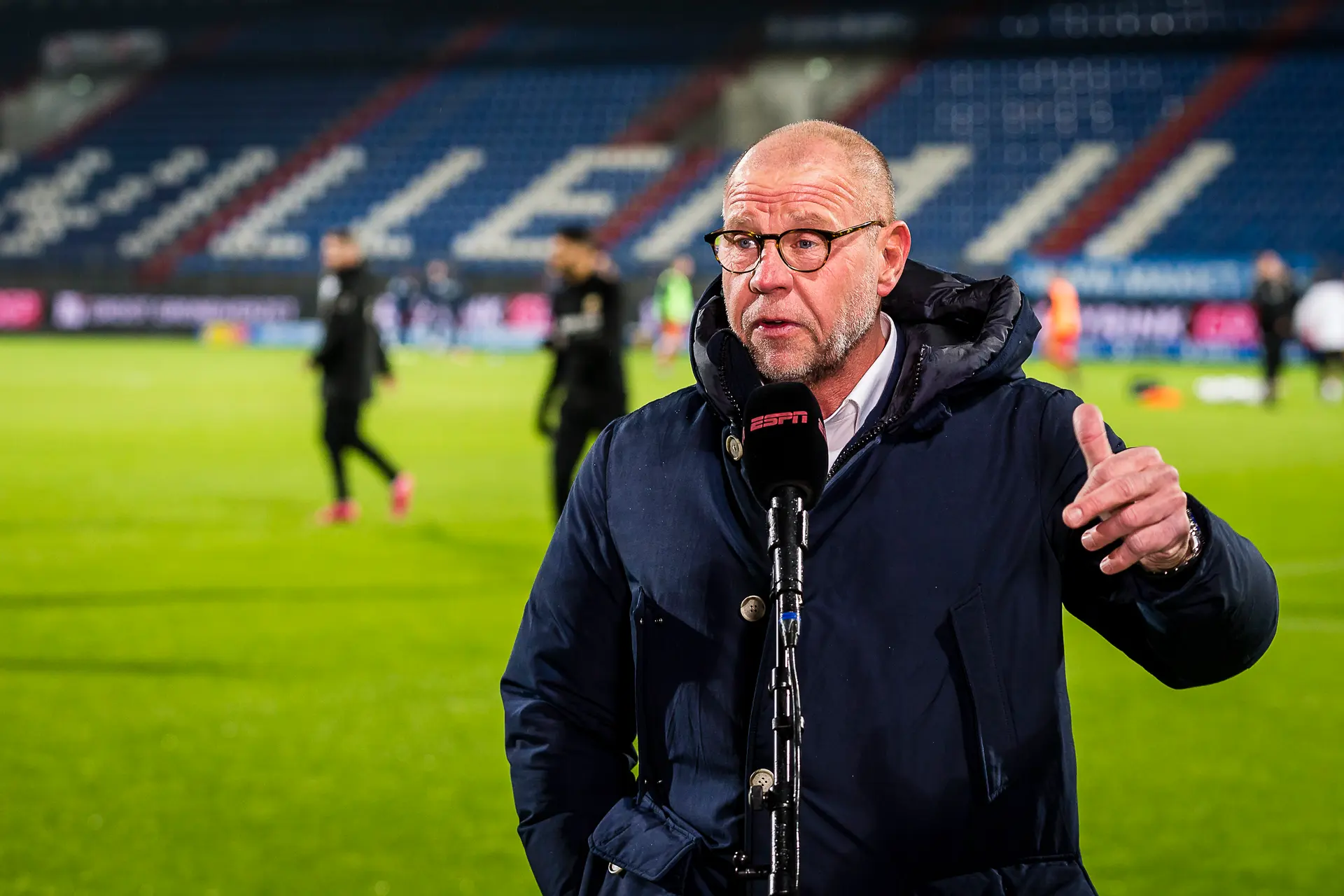 Mossou noemt de toevoeging Grim een noodverbandje: 'Maakt de positie van Heitinga niet veel sterker'