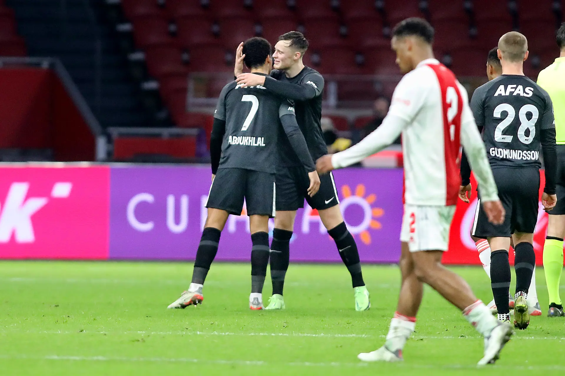 NB: 'Ajax moet bij nederlagen ook richting de fans een keer de waarheid spreken'