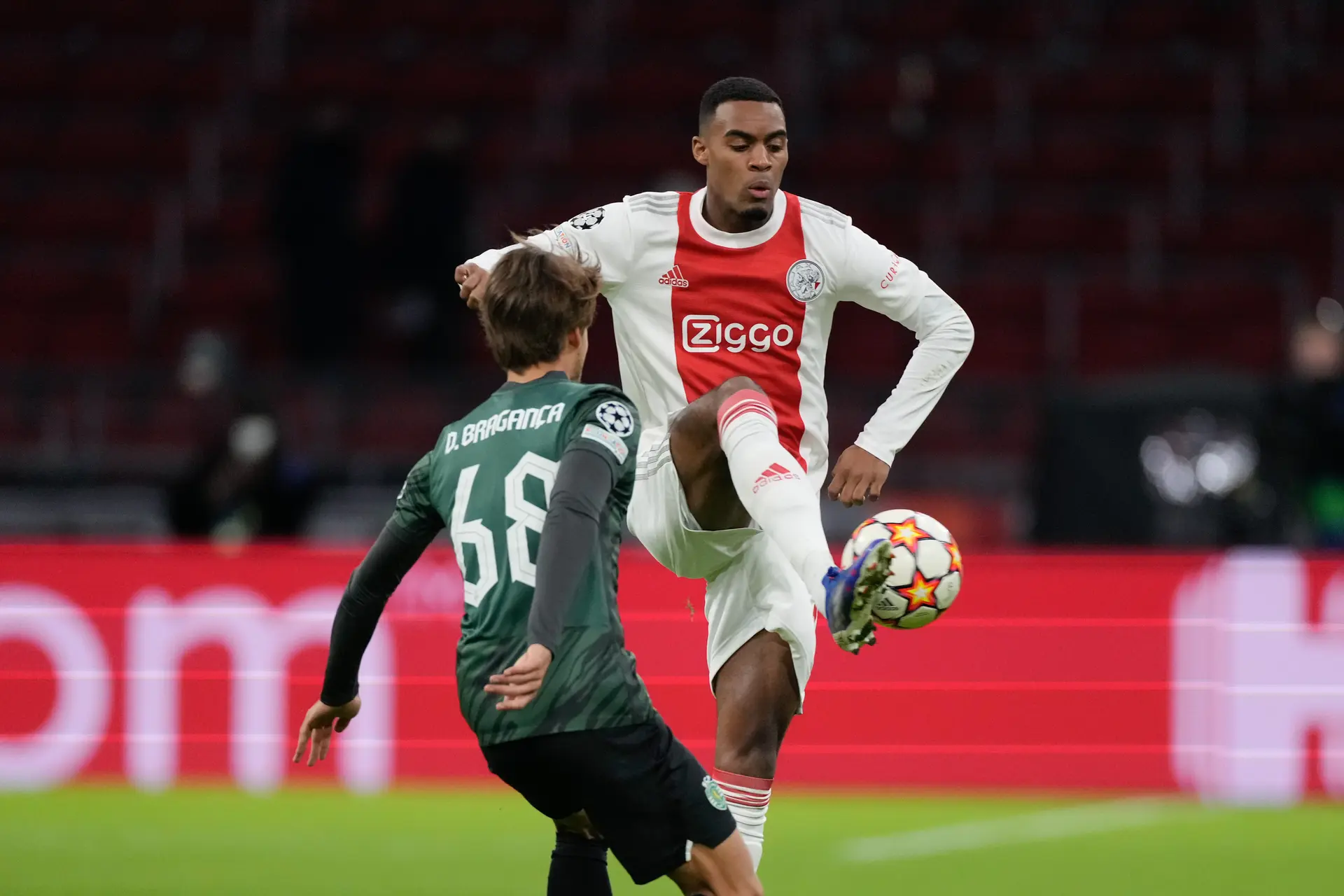 Verweij verwacht niet dat Gravenberch transfervrij vertrekt bij Ajax