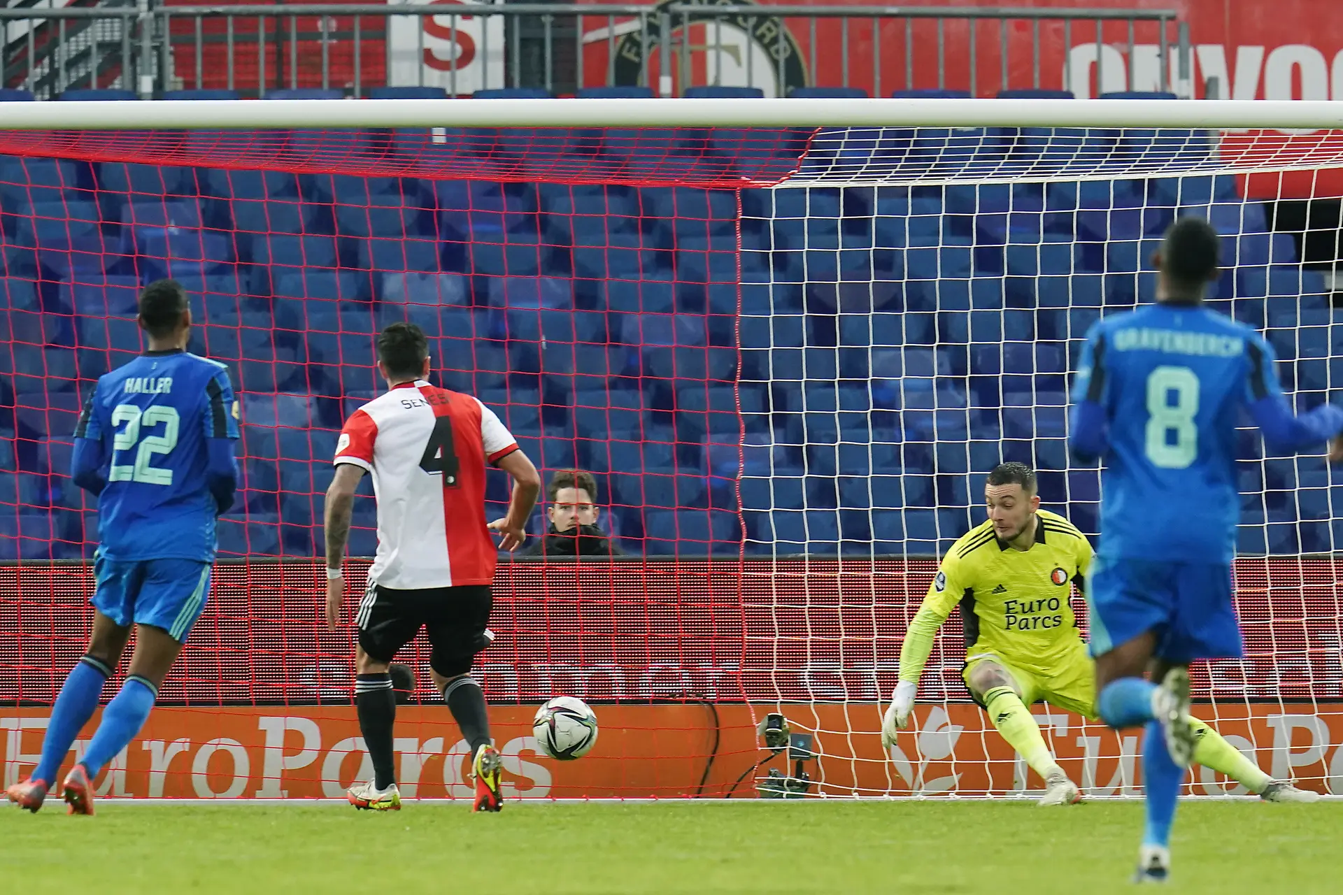 'Ajax won alleen omdat Marcos Senesi een bal van twee meter terug wil leggen'