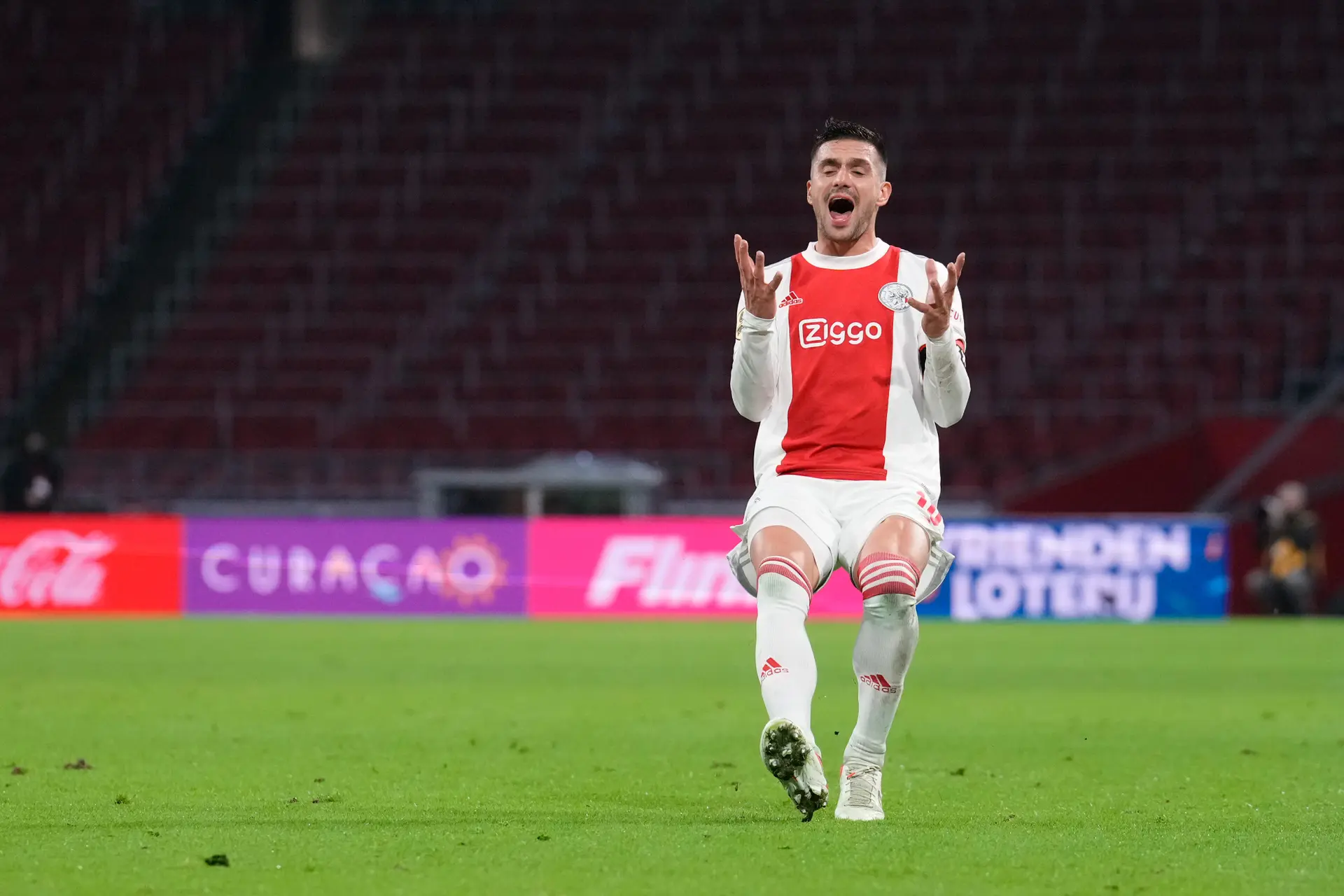 Slordig spelend Ajax komt laat op gang en wordt alsnog verrast door AZ