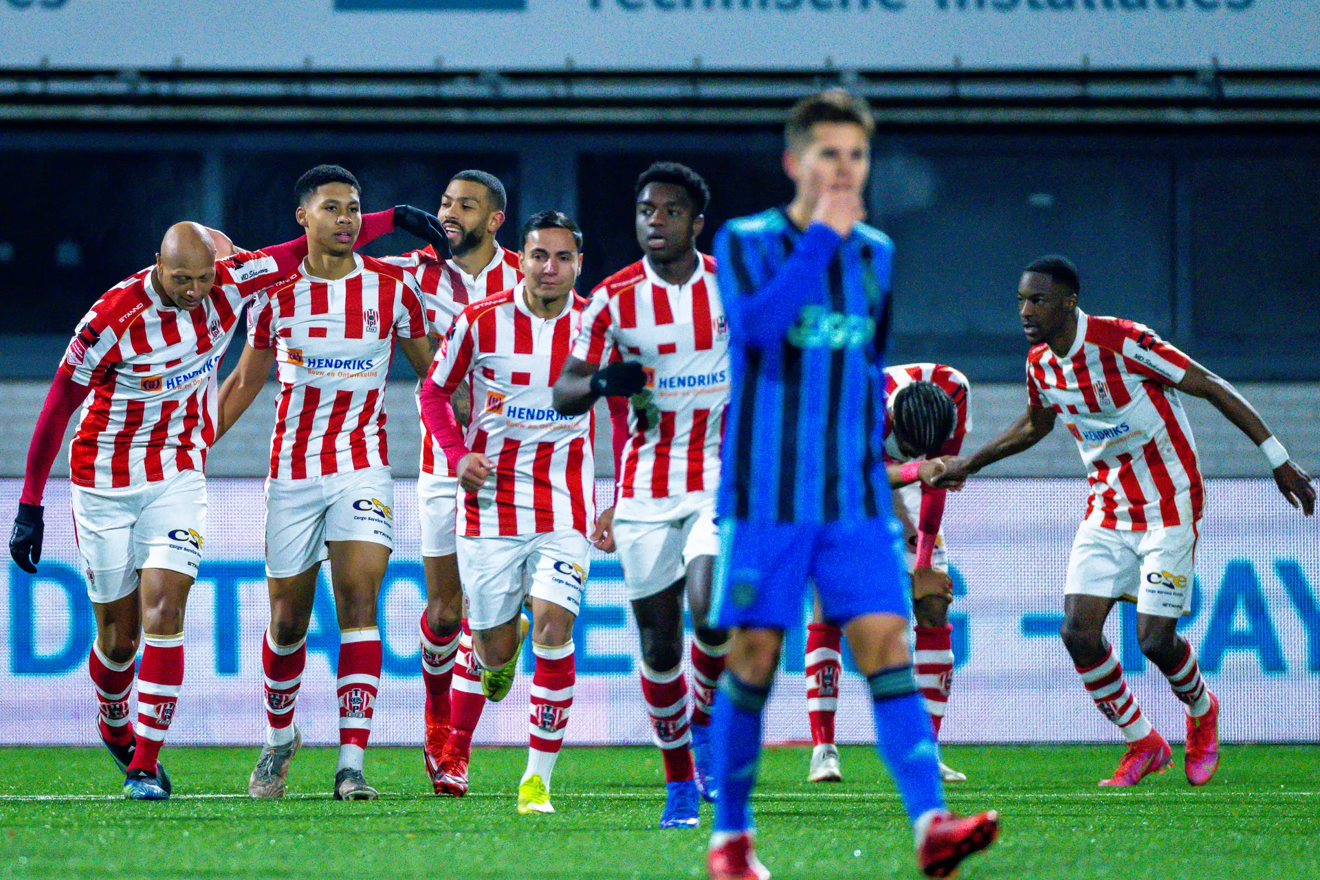 Jong Ajax incasseert late gelijkmaker en loopt periodetitel mis