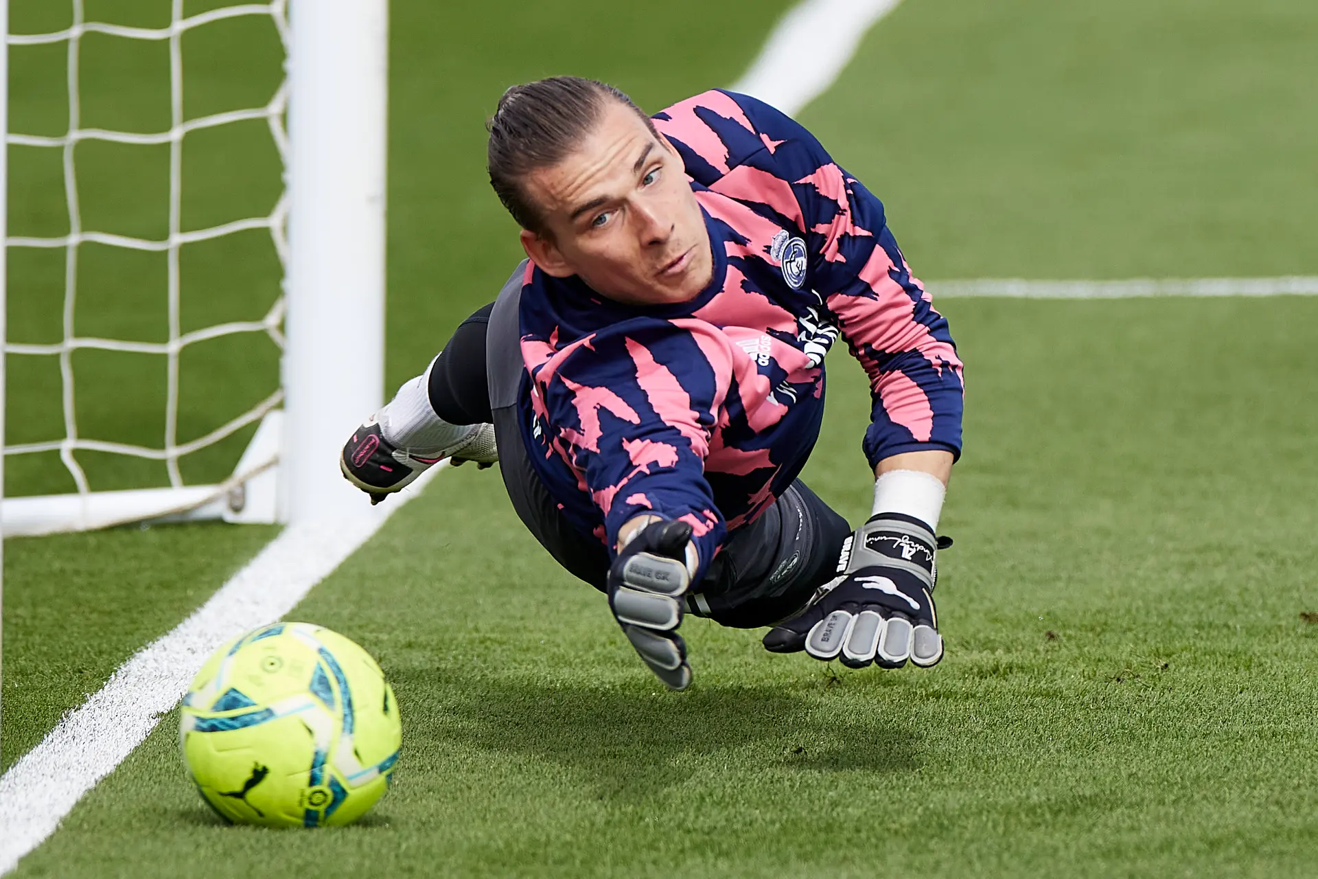 Geruchtenmolen: 'Ajax benaderde entourage Lunin, maar goalie wil niet weg bij Real'