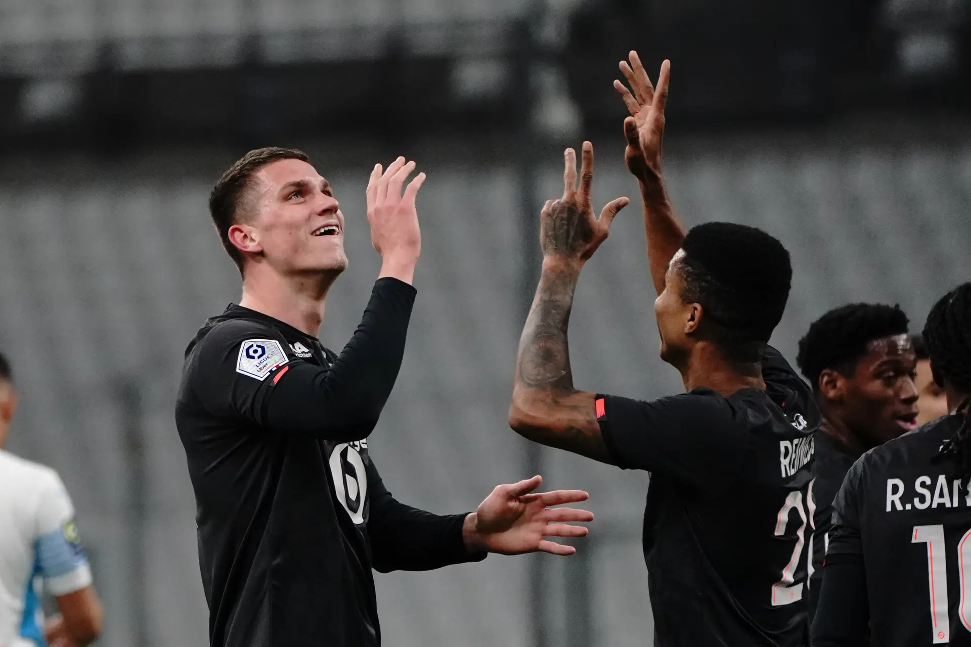 Botman bijna dagelijks bezig met transfer en lacht bij vraag over AC Milan