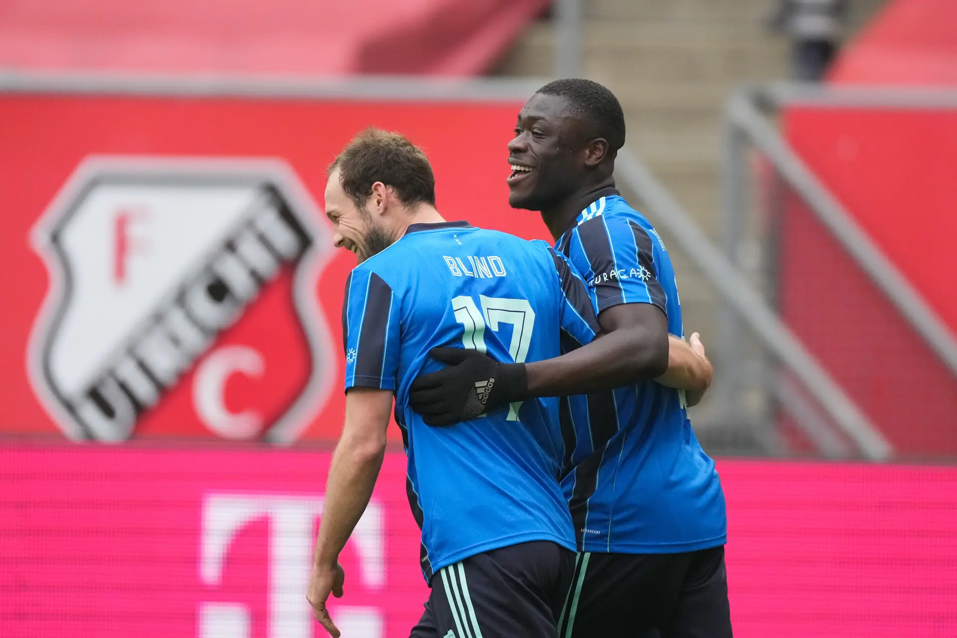 Brobbey luistert rentree bij winnend Ajax op met twee goals