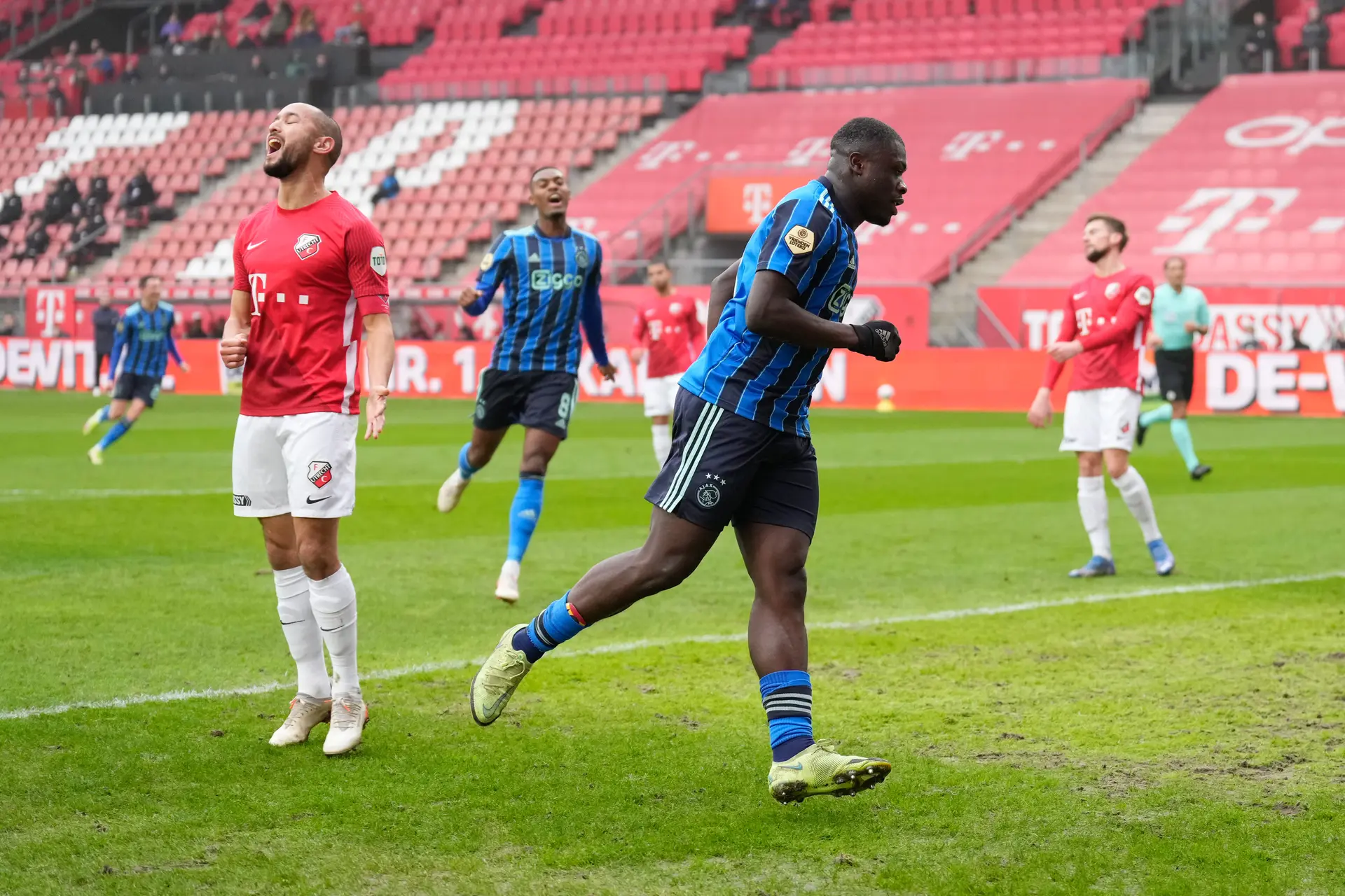 Brobbey heeft gunfactor bij Ajax: 'Teamgenoten zeiden allemaal: goed gedaan, gefeliciteerd'
