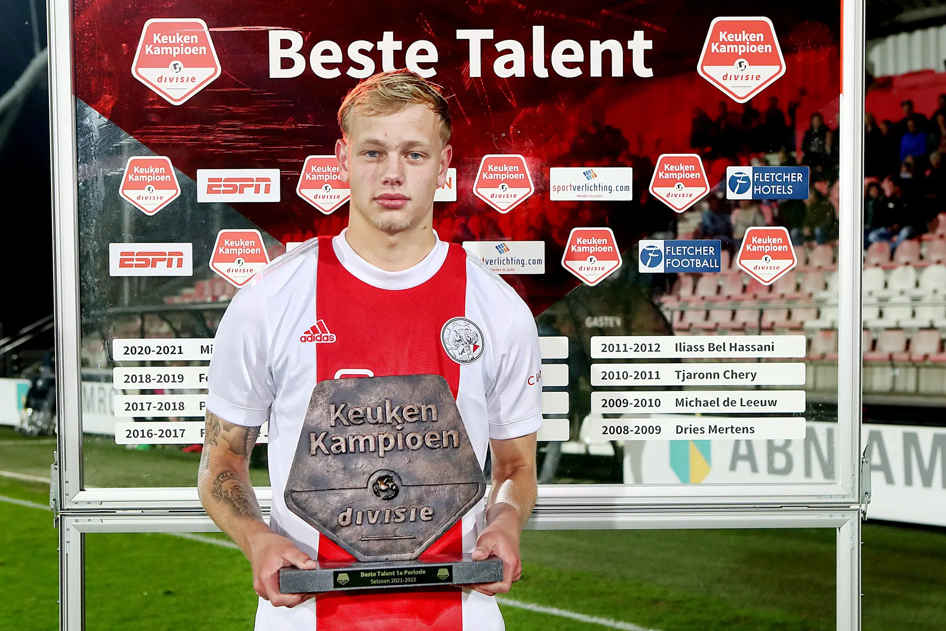 Ajax en Willem II bevestigen transfer De Waal; spits tekent driejarig contract in Tilburg
