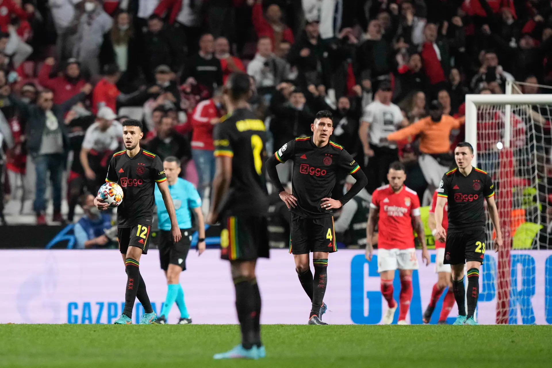 NB: 'Ajax heeft ook zijn kwetsbaarheden; het was tegen Benfica enorm kwetsbaar in de counter'