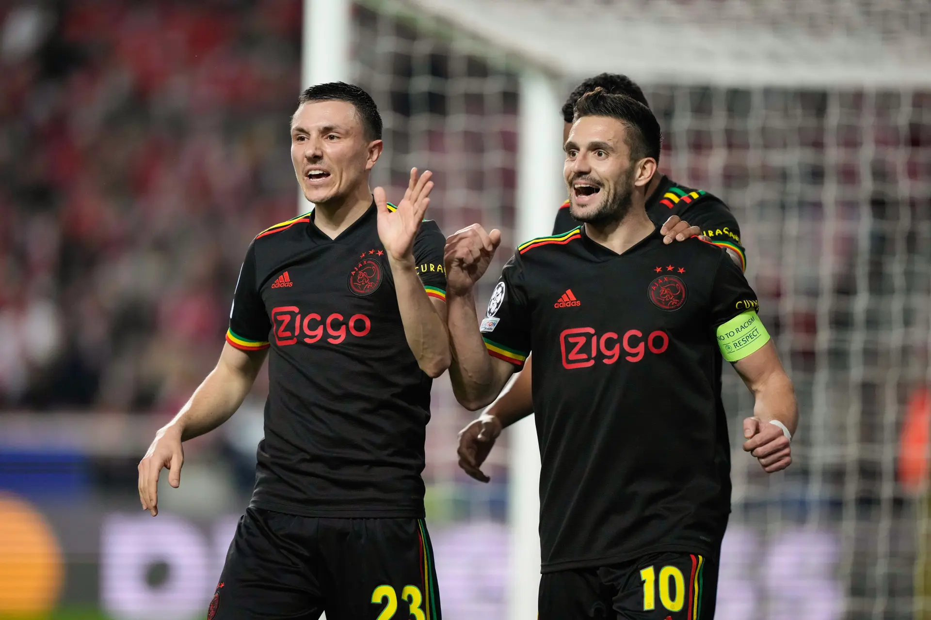 'Merchandise-inkomsten Ajax zijn 3 keer zo hoog als bij Feyenoord en 7 keer zo hoog als bij PSV'