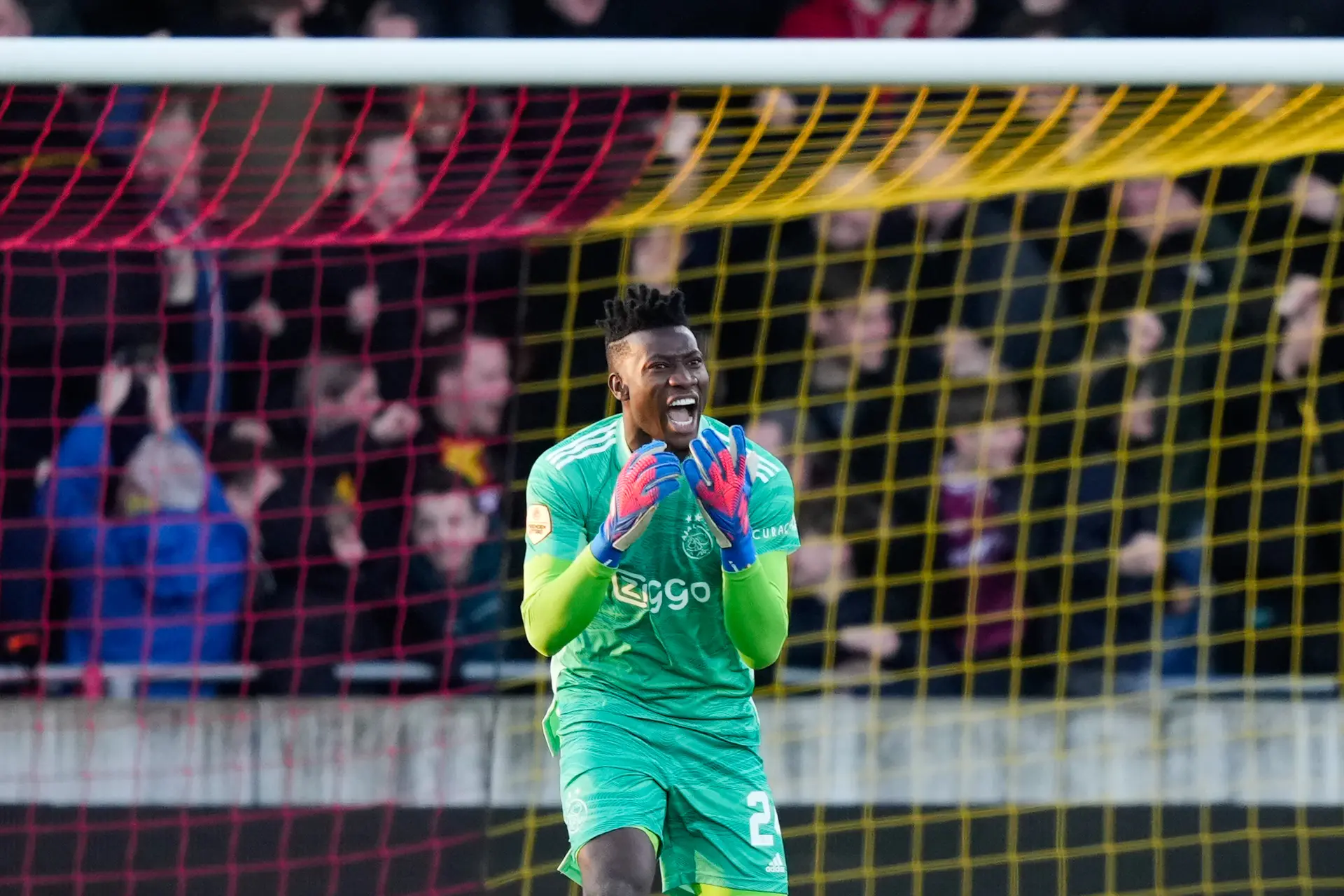 'Onana acteert een majestueuze Afrikaanse keepersgod, verheven boven het voetvolk'