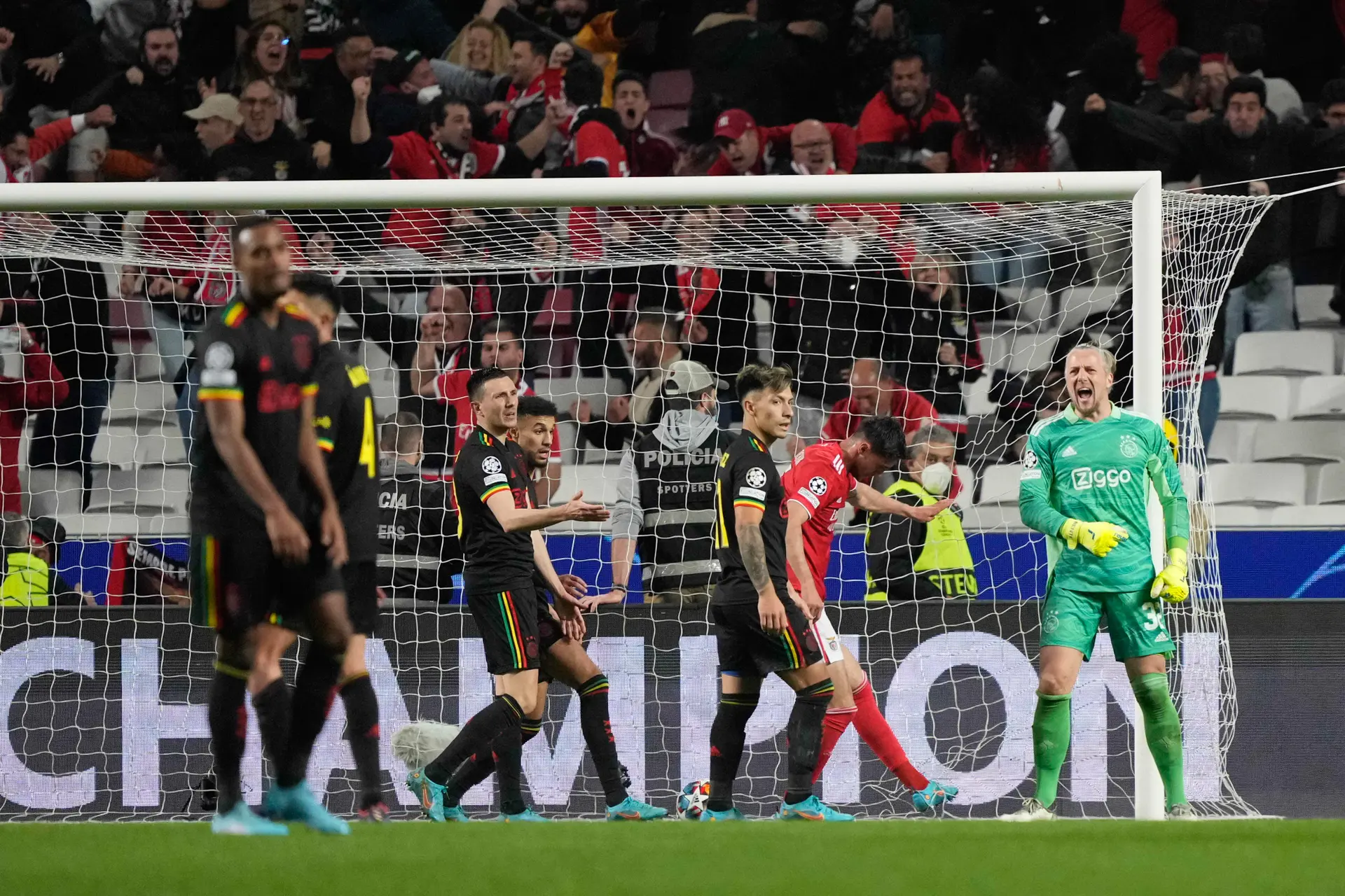Ajax en SL Benfica houden elkaar in spannende wedstrijd in evenwicht