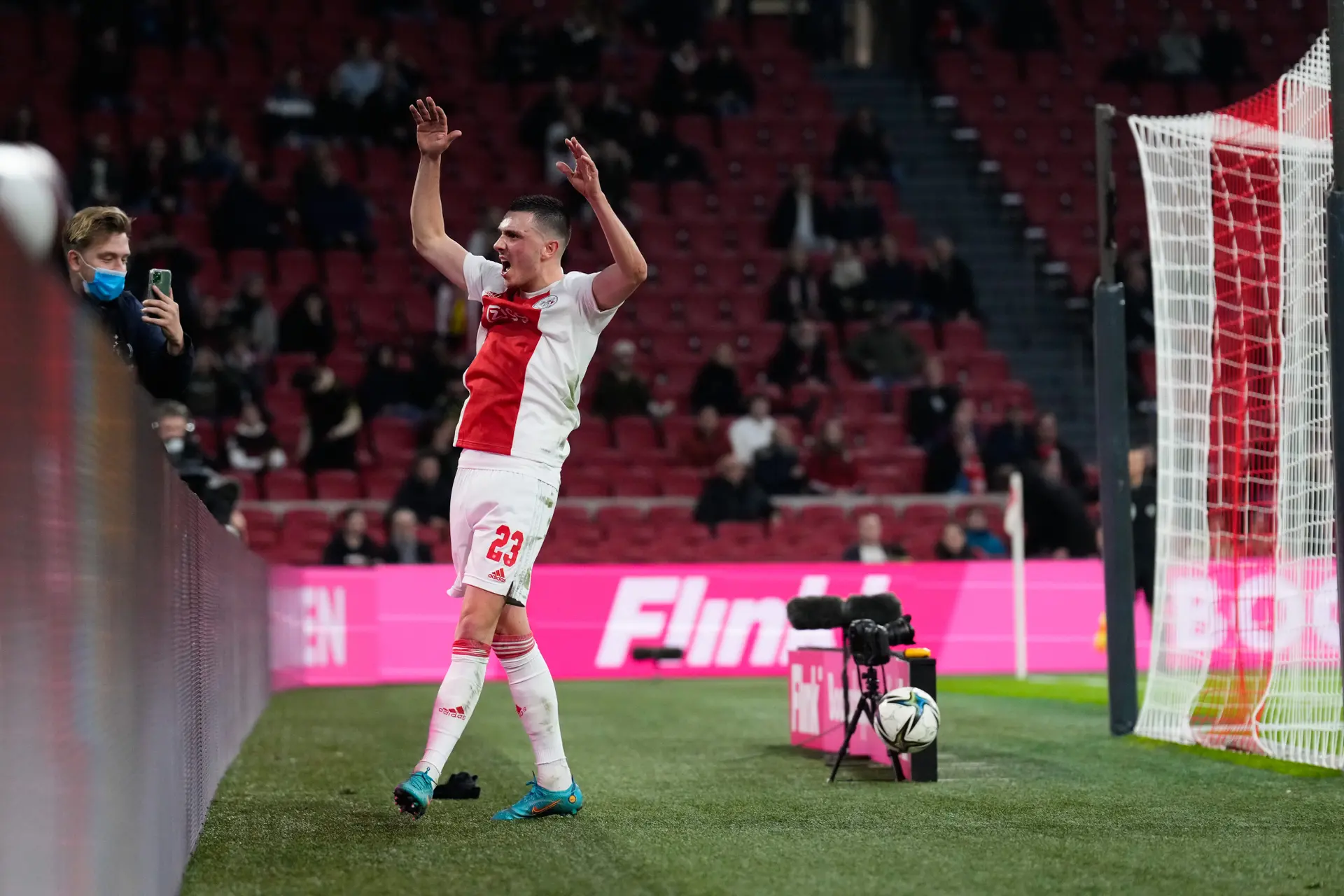 Ajax TV: Berghuis, Klaassen en Stekelenburg in actie op de Ajax Kidsclub persconferentie