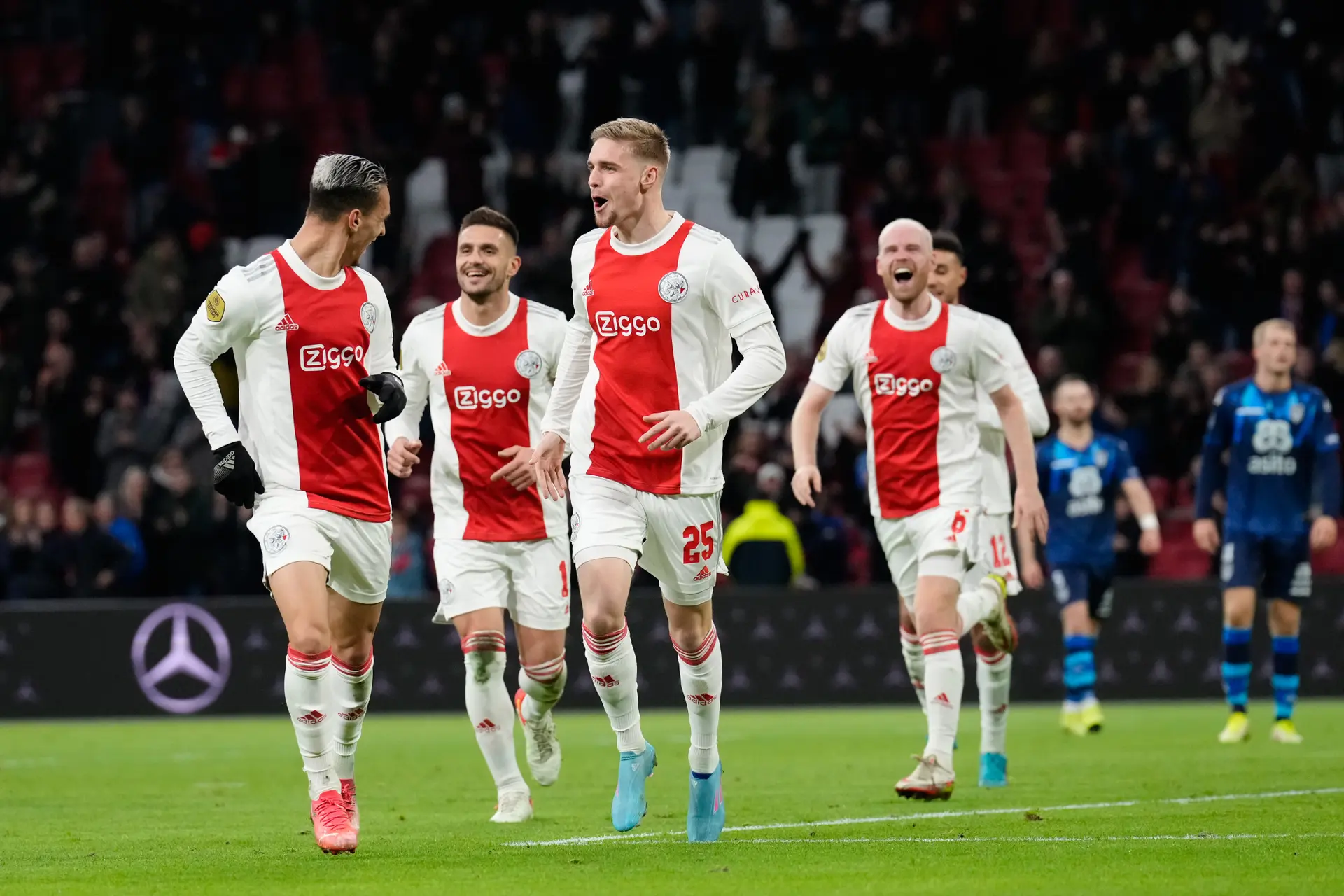 Ajax heet supporters welkom met comfortabele zege op Heracles Almelo