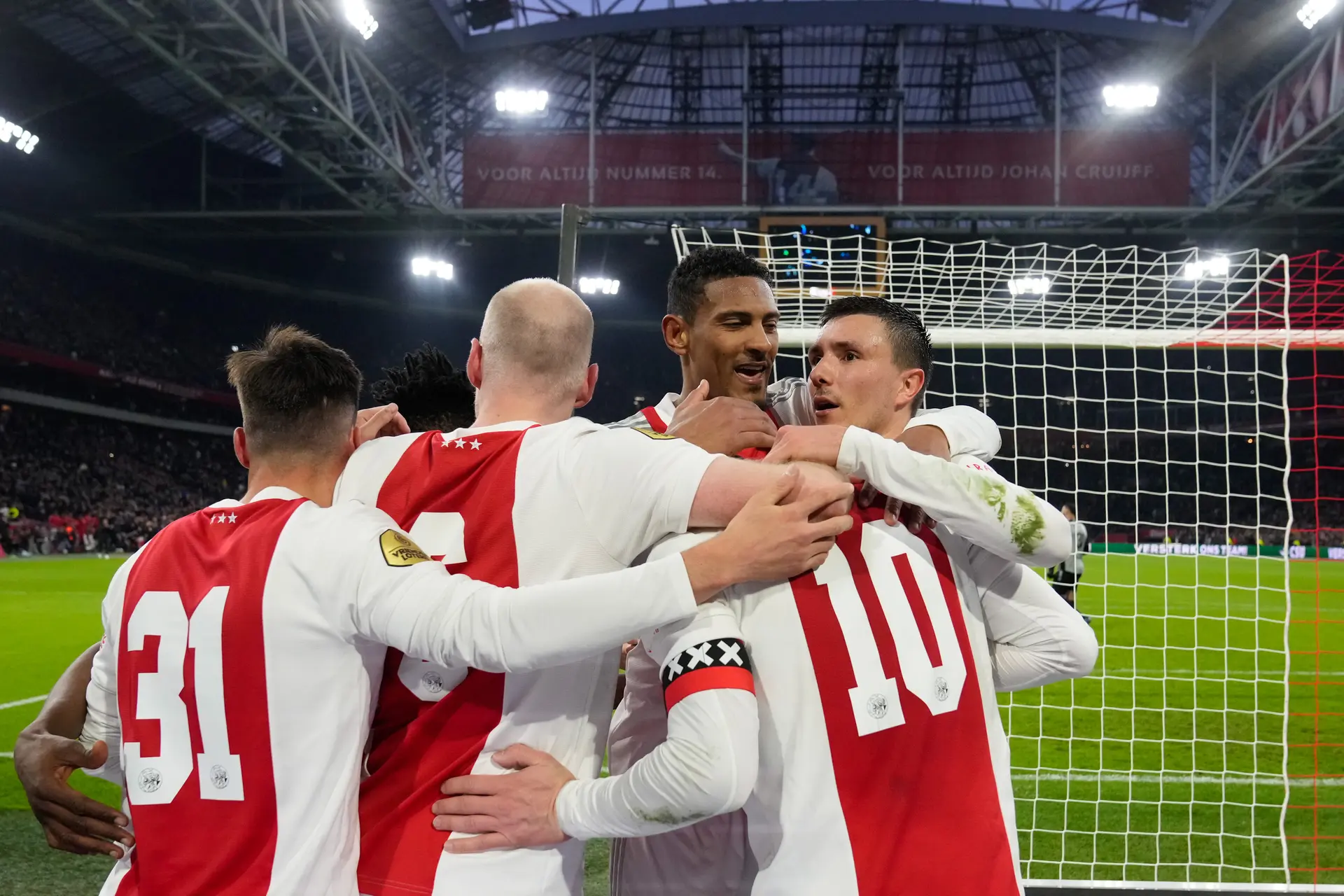 Flinke kortingen in de officiële fanshop van Ajax!