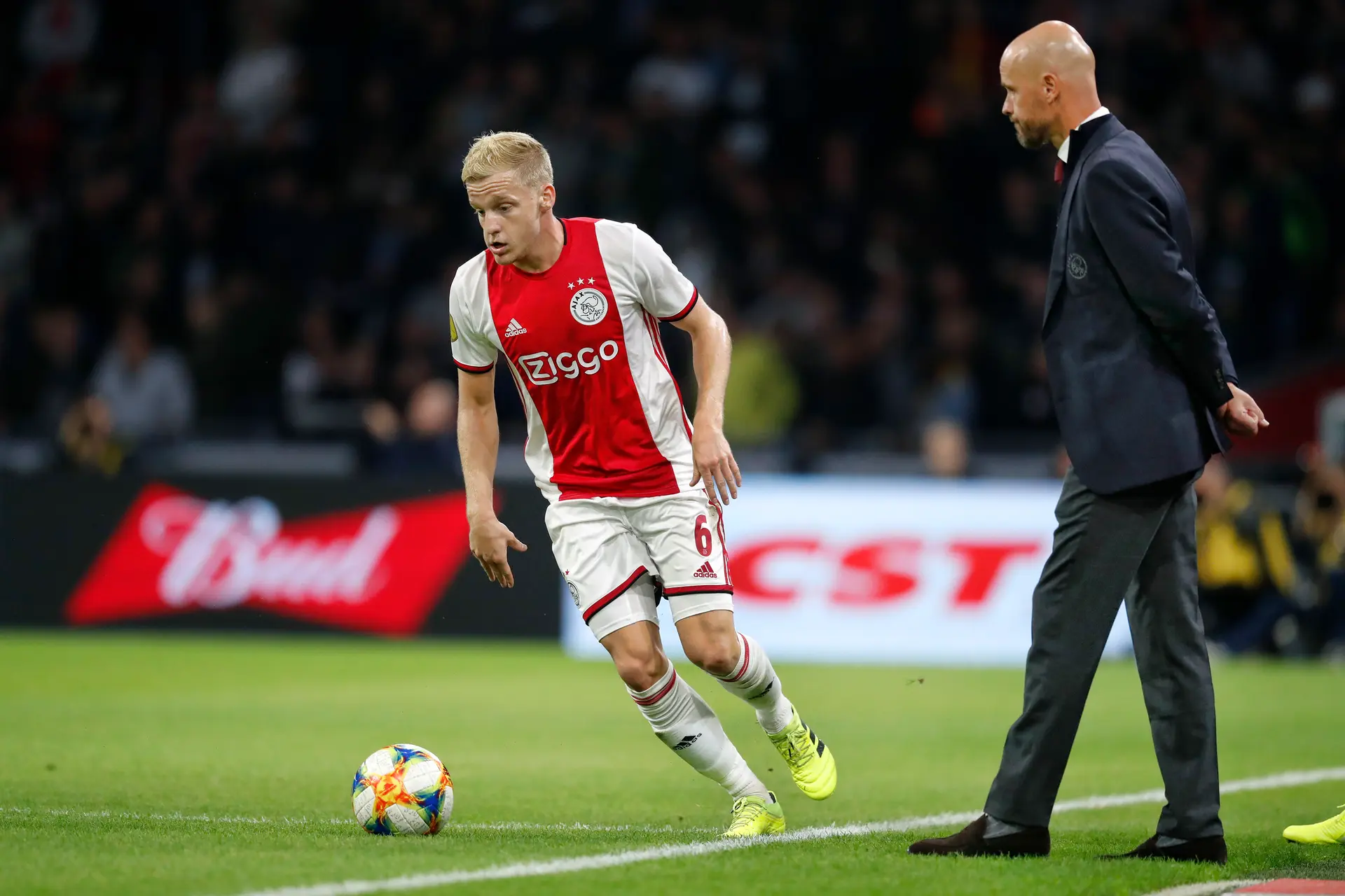 'Ten Hag in belangstelling United én twee andere clubs; beslissing belangrijk voor Van de Beek'