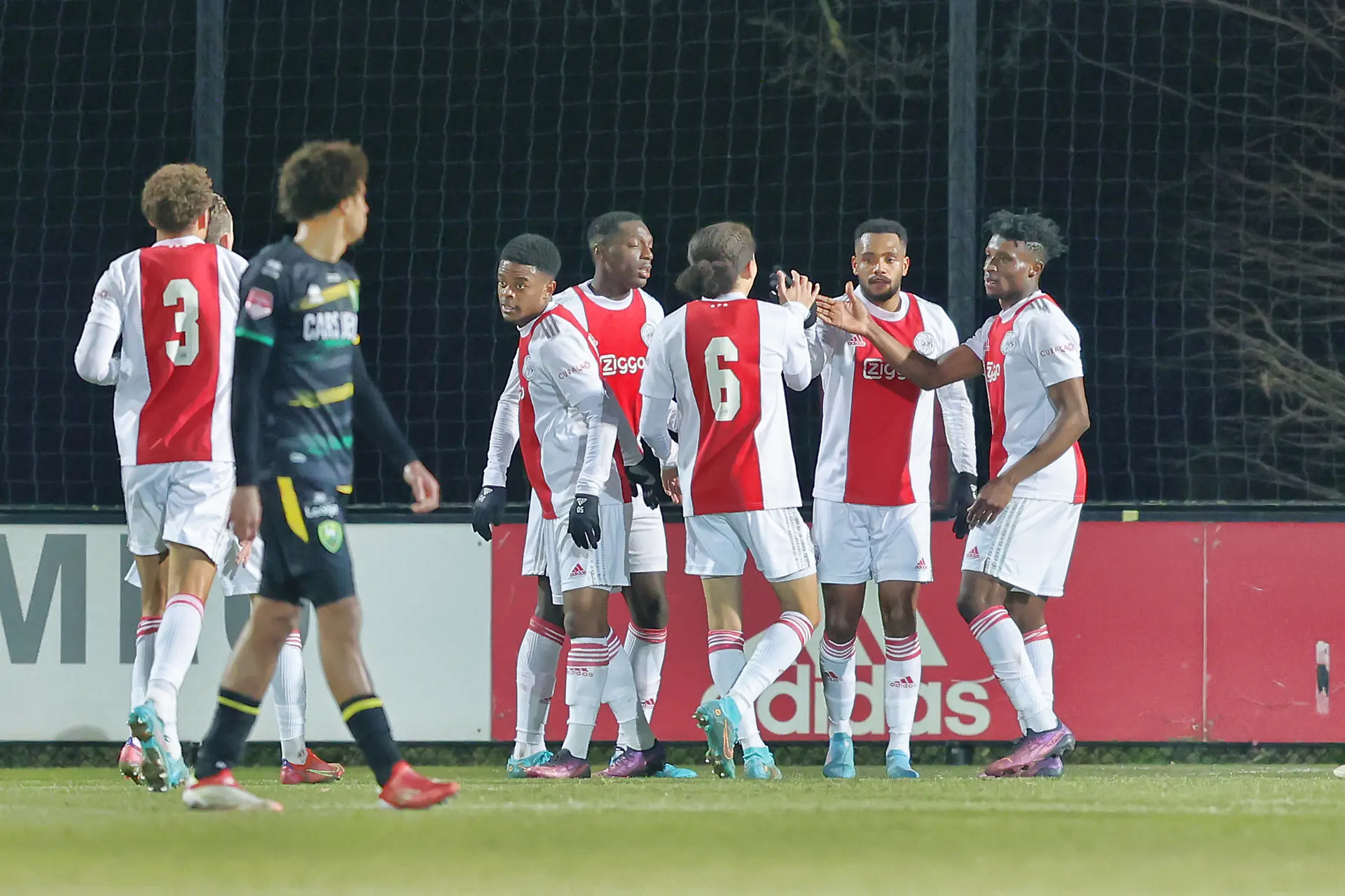 Uitblinkers Kudus en Ünüvar leiden Jong Ajax naar spectaculaire zege op ADO