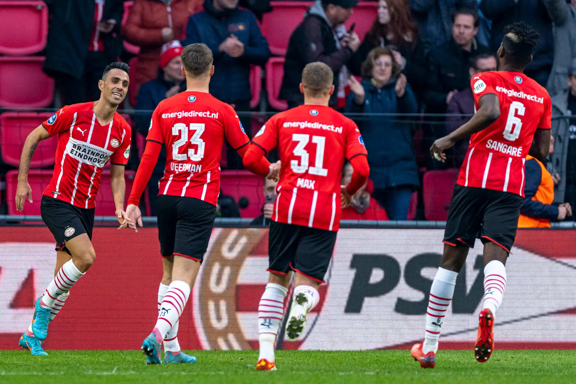 AZ pakt in slotfase punt tegen Willem II, PSV loopt over Fortuna Sittard heen