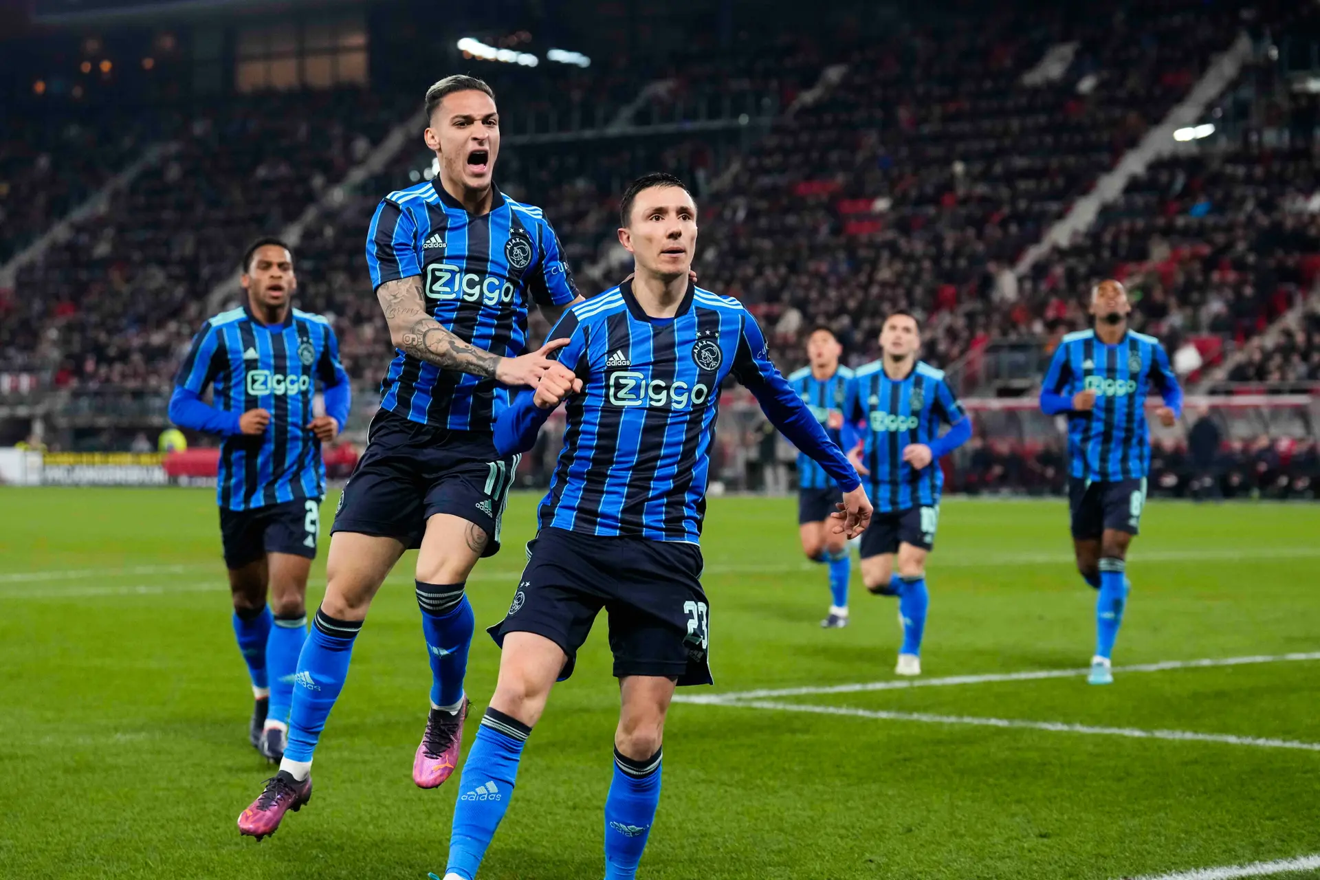 Ajax zet AZ vrij eenvoudig opzij en plaatst zich voor bekerfinale tegen PSV