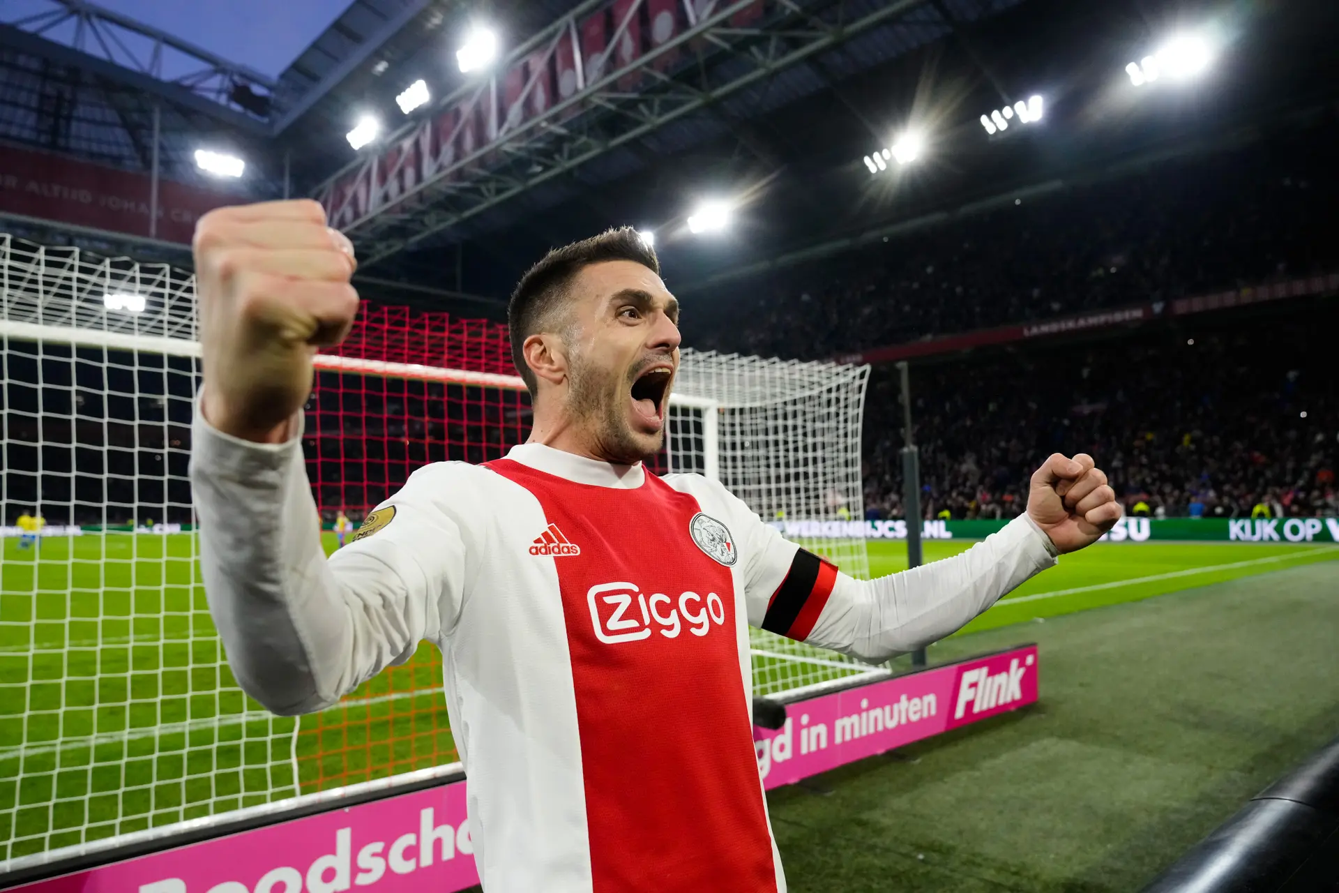 Ajax komt door late strafschop met de schrik vrij tegen RKC Waalwijk