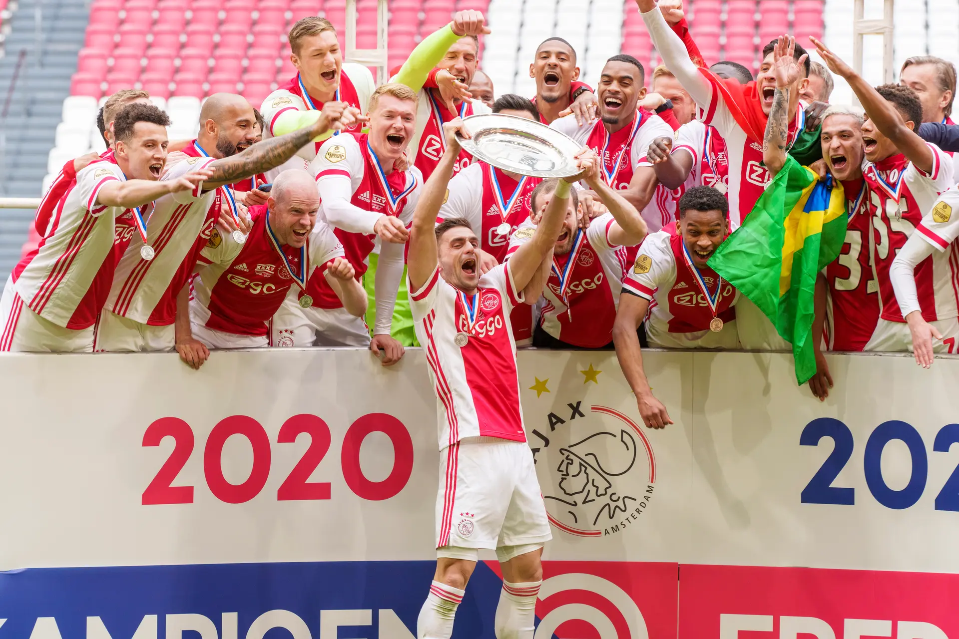 Ajax speelt nog vijf 'finales' in strijd om landstitel met PSV