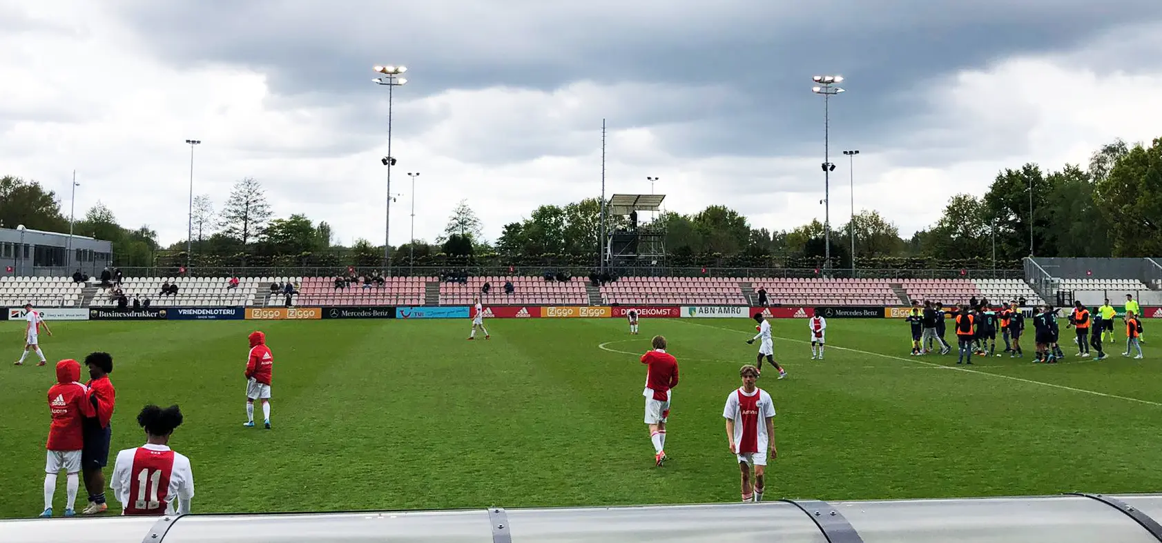 Ajax O17 verspeelt kampioenschap aan PSV, de O15 is meedogenloos tegen Sparta Rotterdam