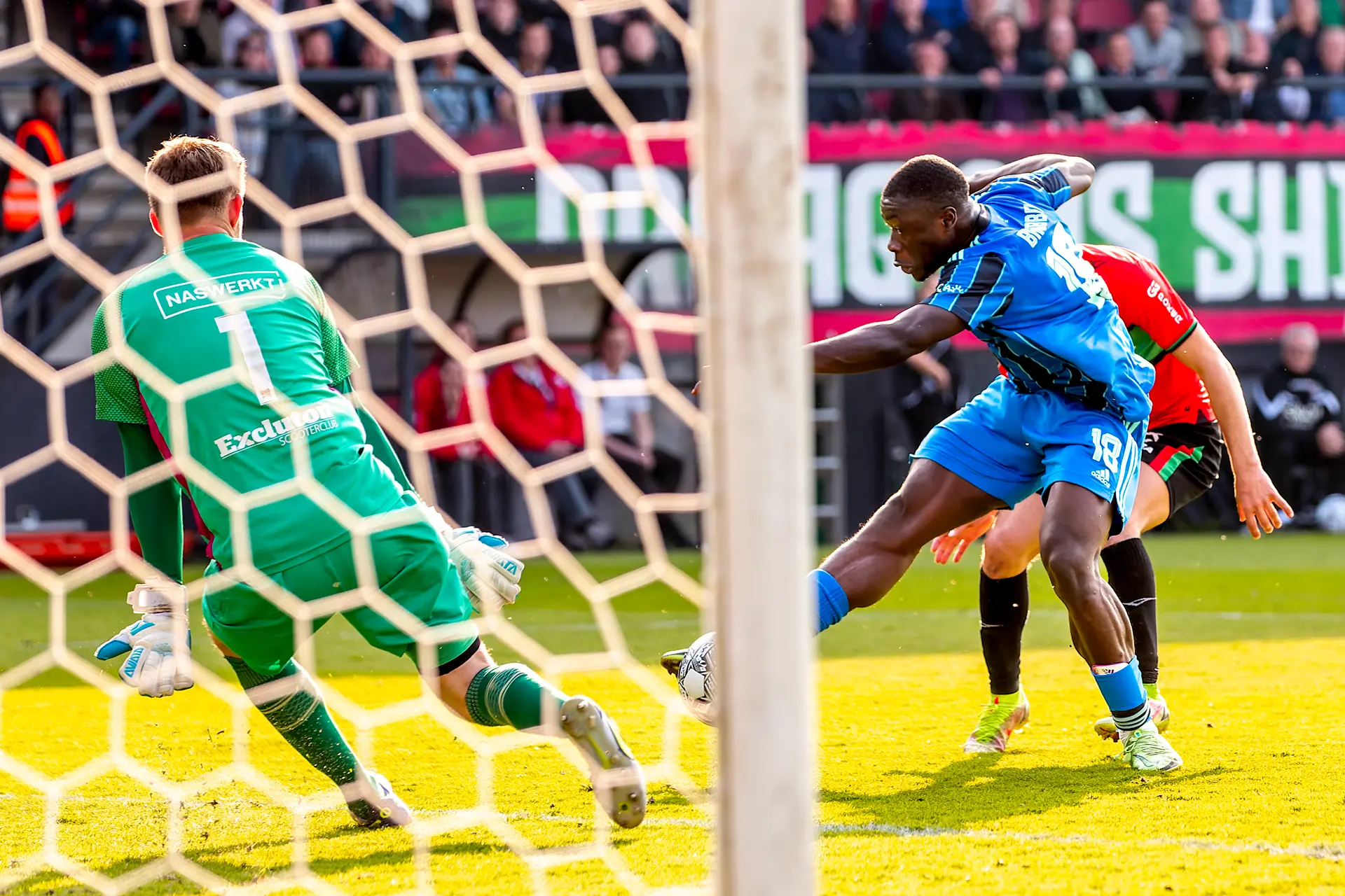 Invaller Brobbey redt matig Ajax in absolute slotfase tegen NEC