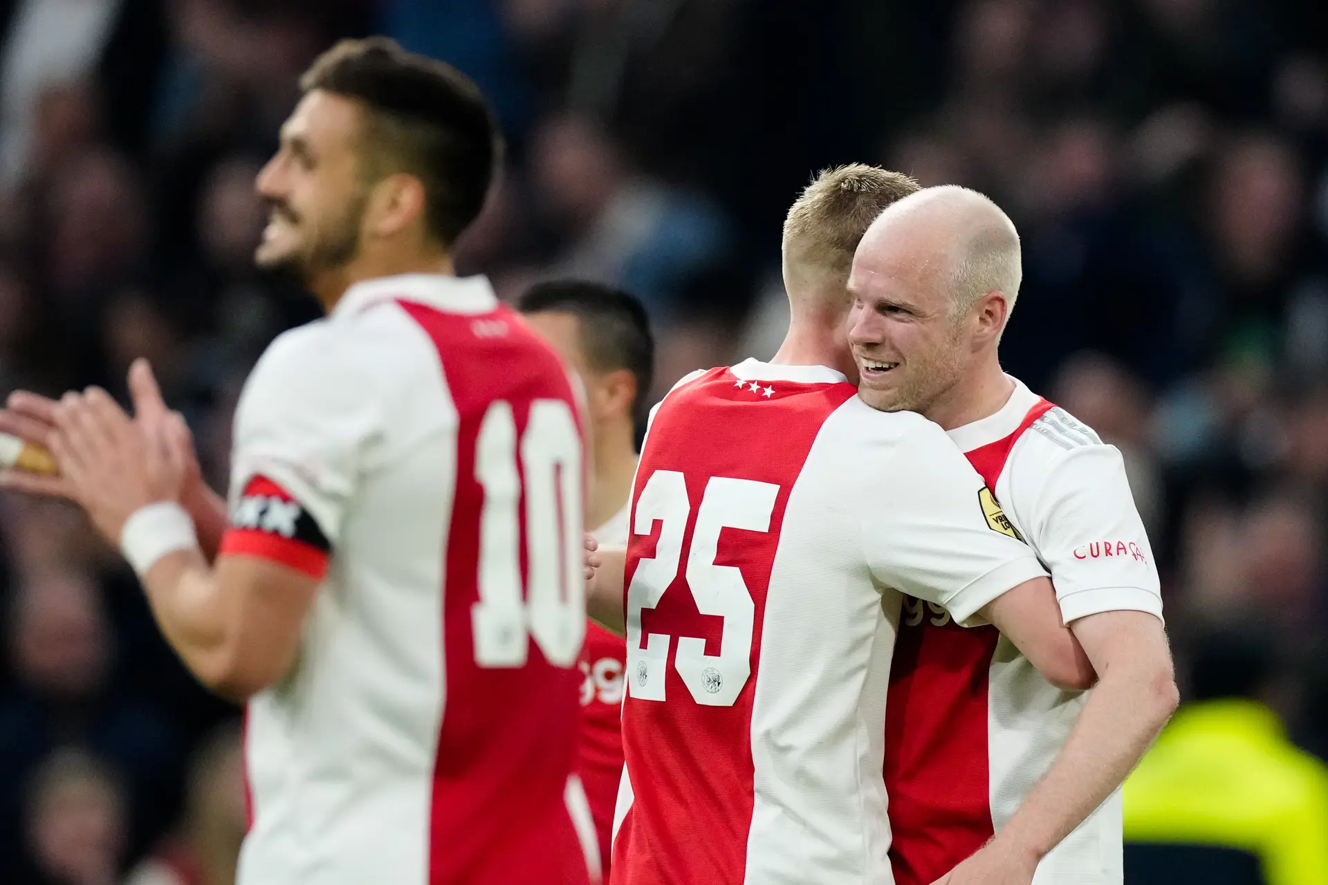 Ajax overtuigt weer eens en wint ruim van PEC Zwolle