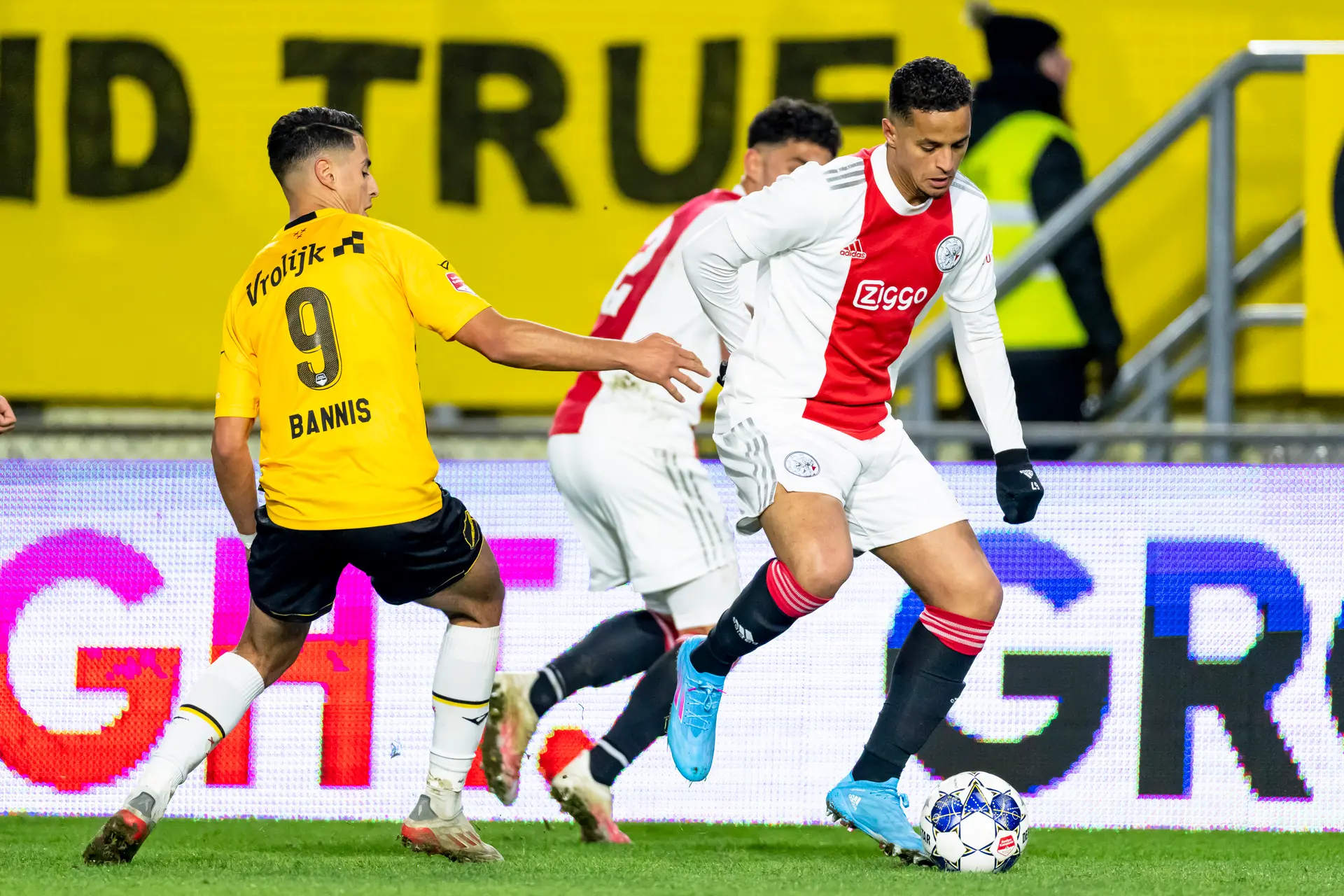 Jong Ajax speelt bij officieel debuut Ihattaren doelpuntloos gelijk tegen NAC