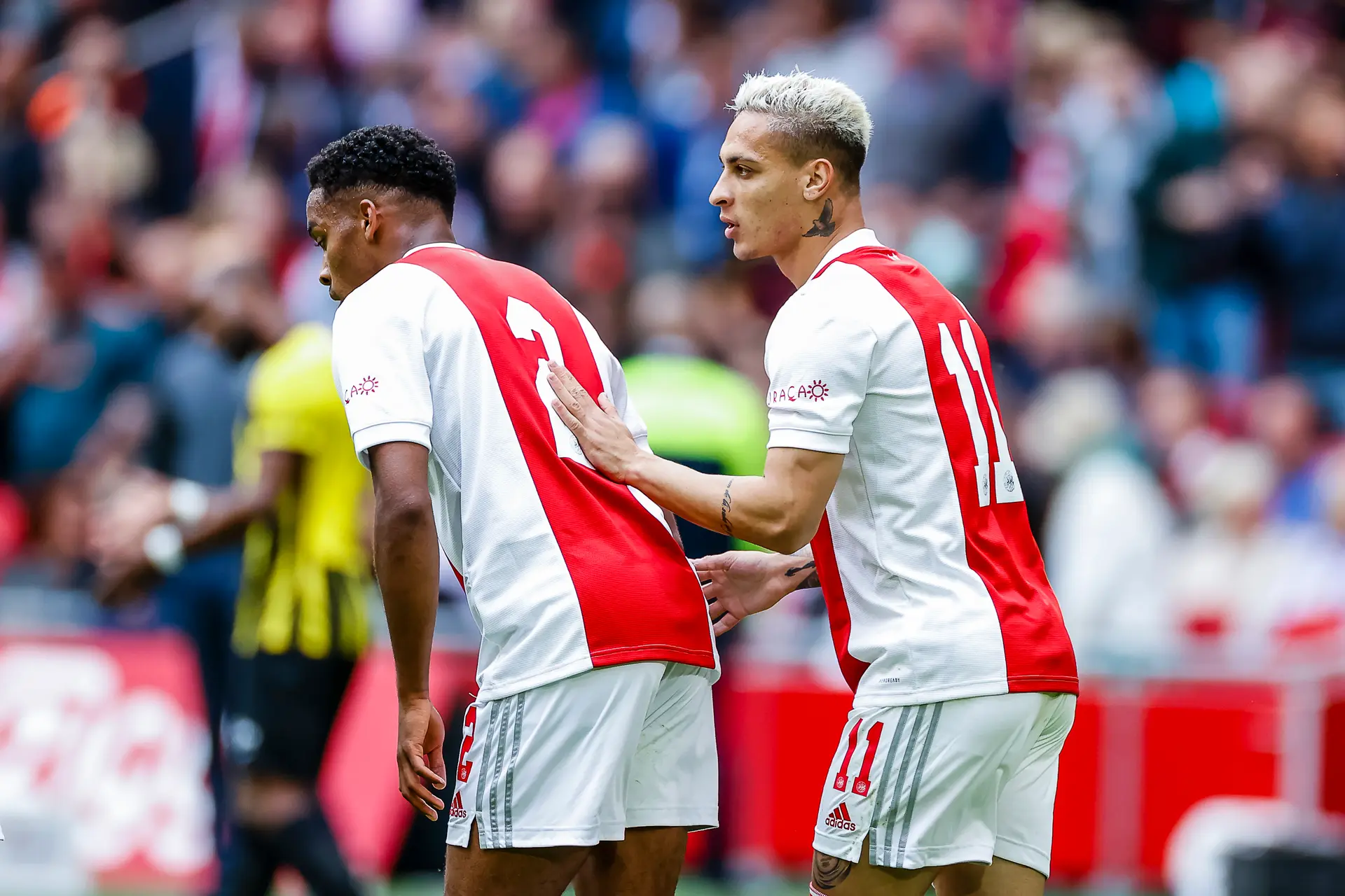 Ten Hag wil weinig kwijt over mogelijke interesse ManU in Timber en Antony
