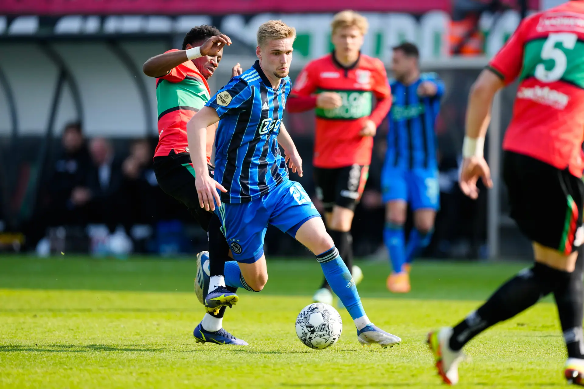 NB: 'Er was een duidelijk verschil tussen Taylor of Álvarez op het middenveld'