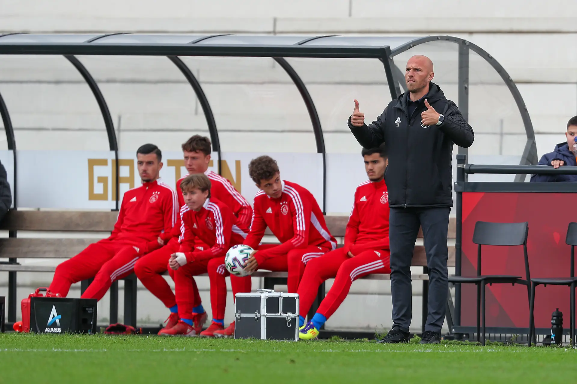 Kweekvijver: Ajax O17-trainer Rose bouwt in de luwte