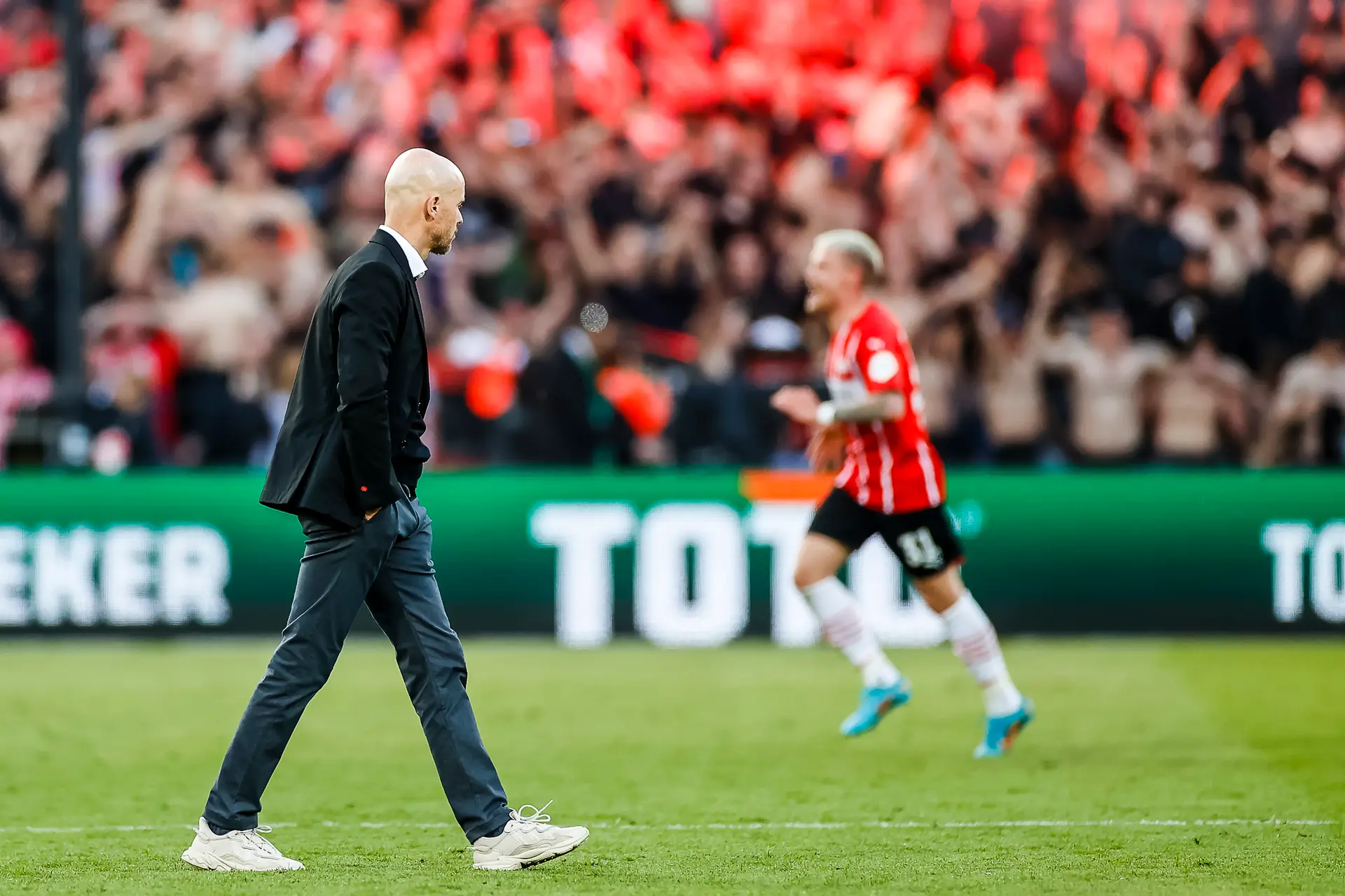 Ten Hag: 'Er had maar één ploeg met de beker mogen staan en dat was Ajax'