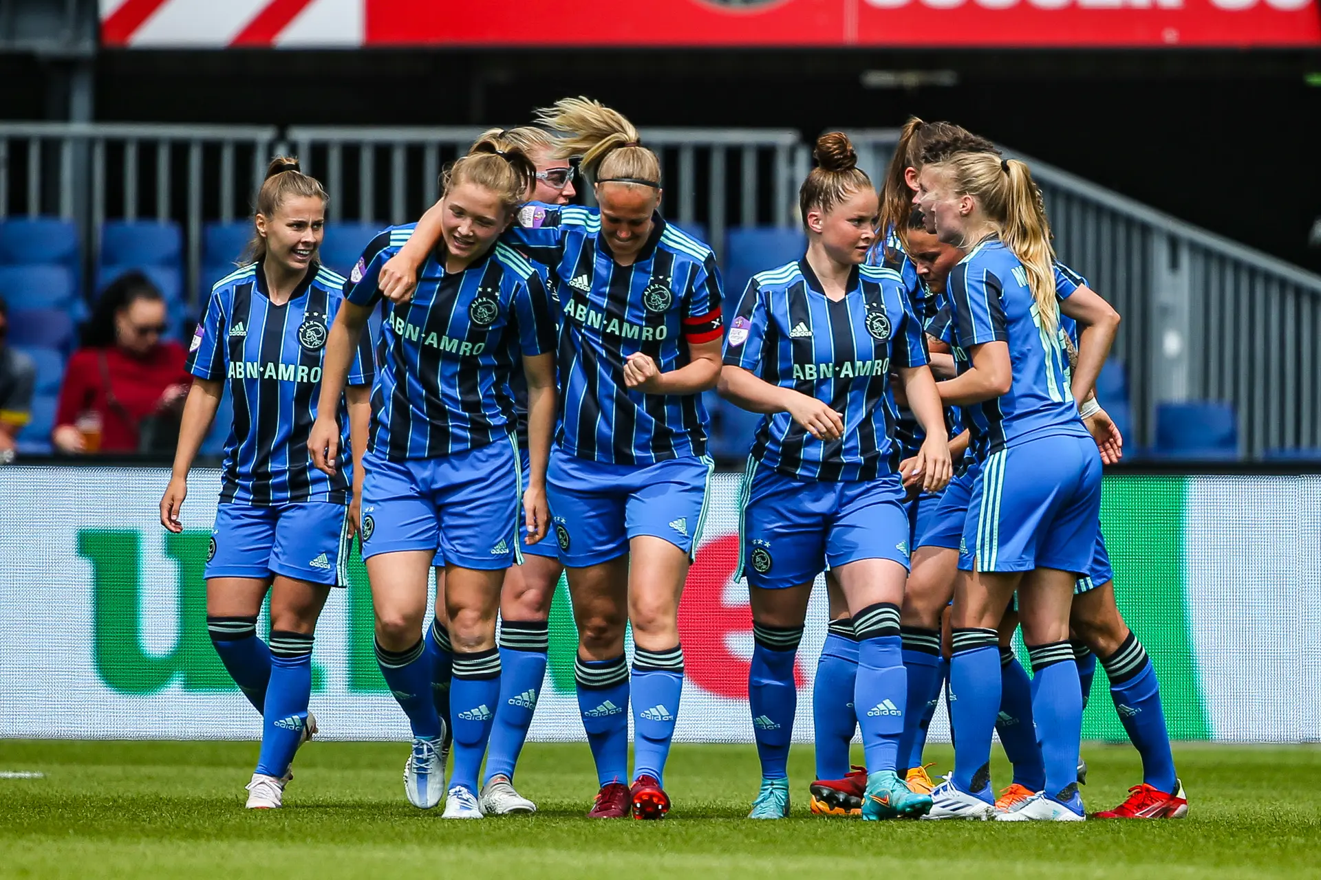 Ajax Vrouwen verslaan PSV in eerste halve finale Eredivisie Cup