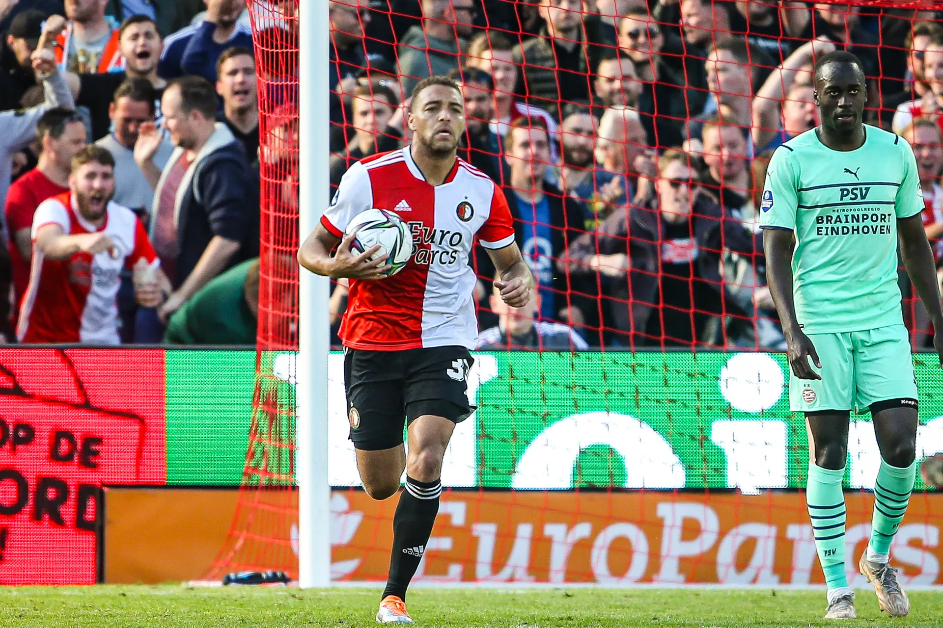 Feyenoord bewijst Ajax grote dienst na discutabele penalty