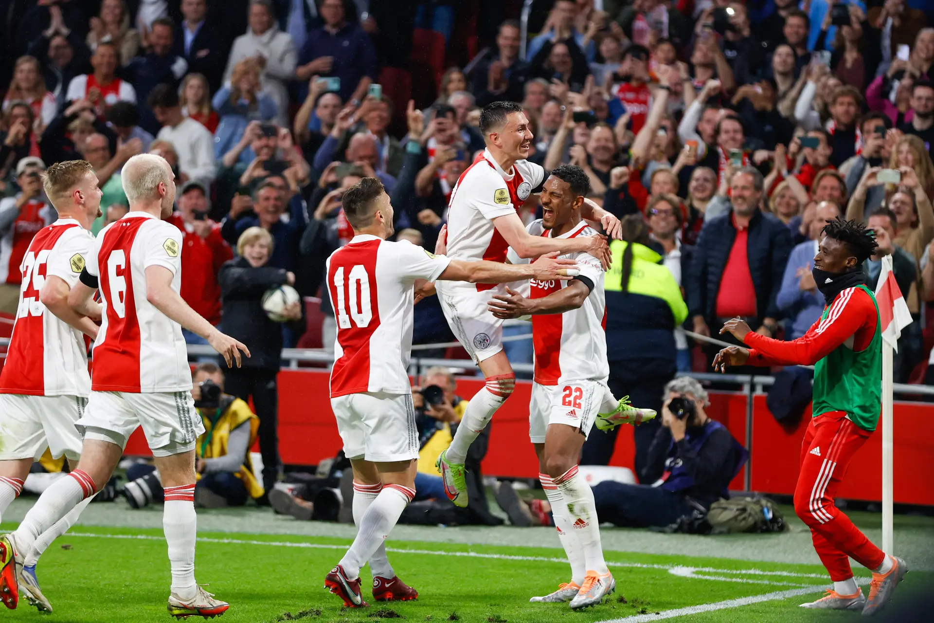Ajax verslaat sc Heerenveen overtuigend en kroont zich opnieuw tot landskampioen