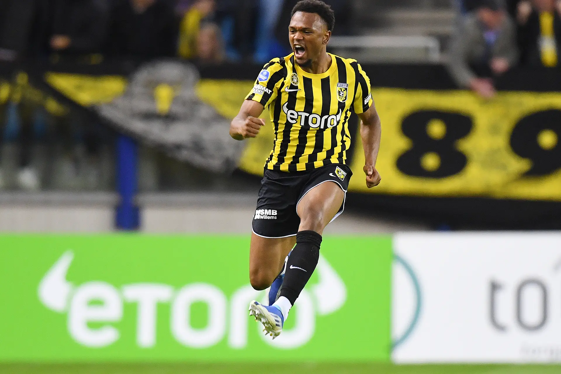 Vitesse dankzij laat doelpunt Openda stap dichterbij Europees voetbal