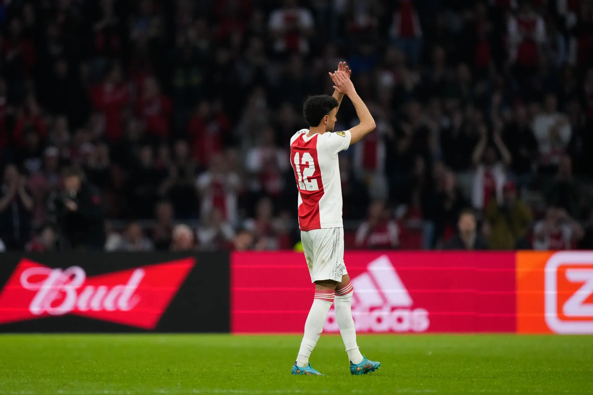 Mazraoui bevestigt transfer naar Bayern na landstitel: 'Na Ajax is het mijn droomclub'