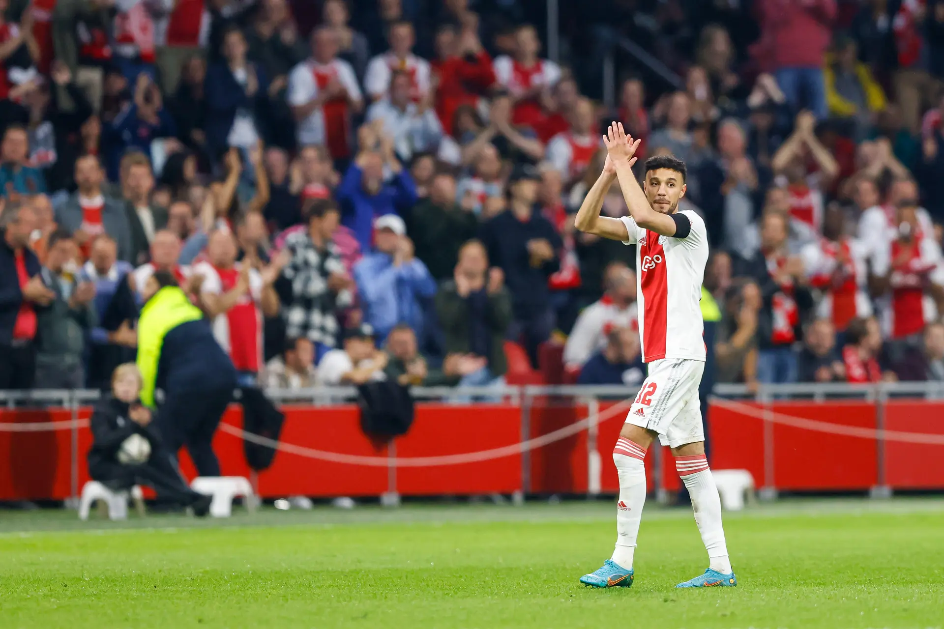 Mazraoui gepresenteerd bij Bayern München: 'Kan hier de grootste titels winnen'