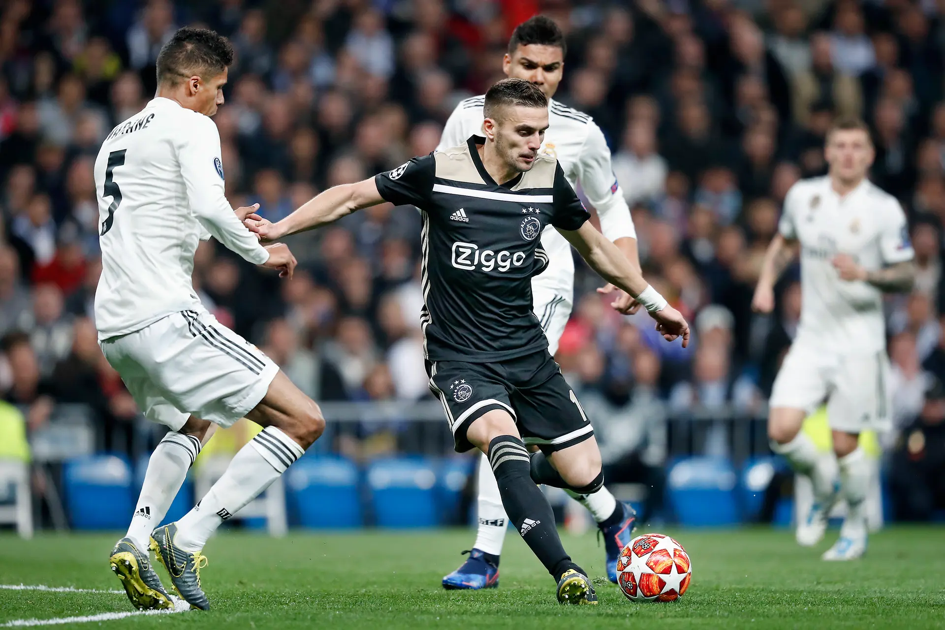 Ajax en Tadić ontbinden contract en nemen afscheid van elkaar