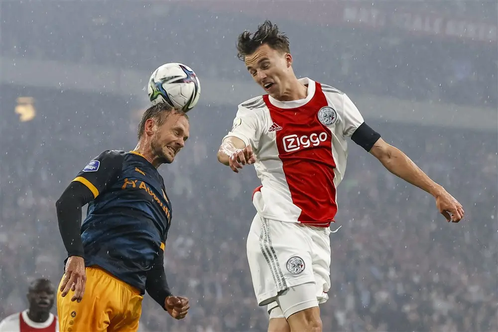 De Jong twijfelt over voetbaltoekomst: 'Houd alle opties open'