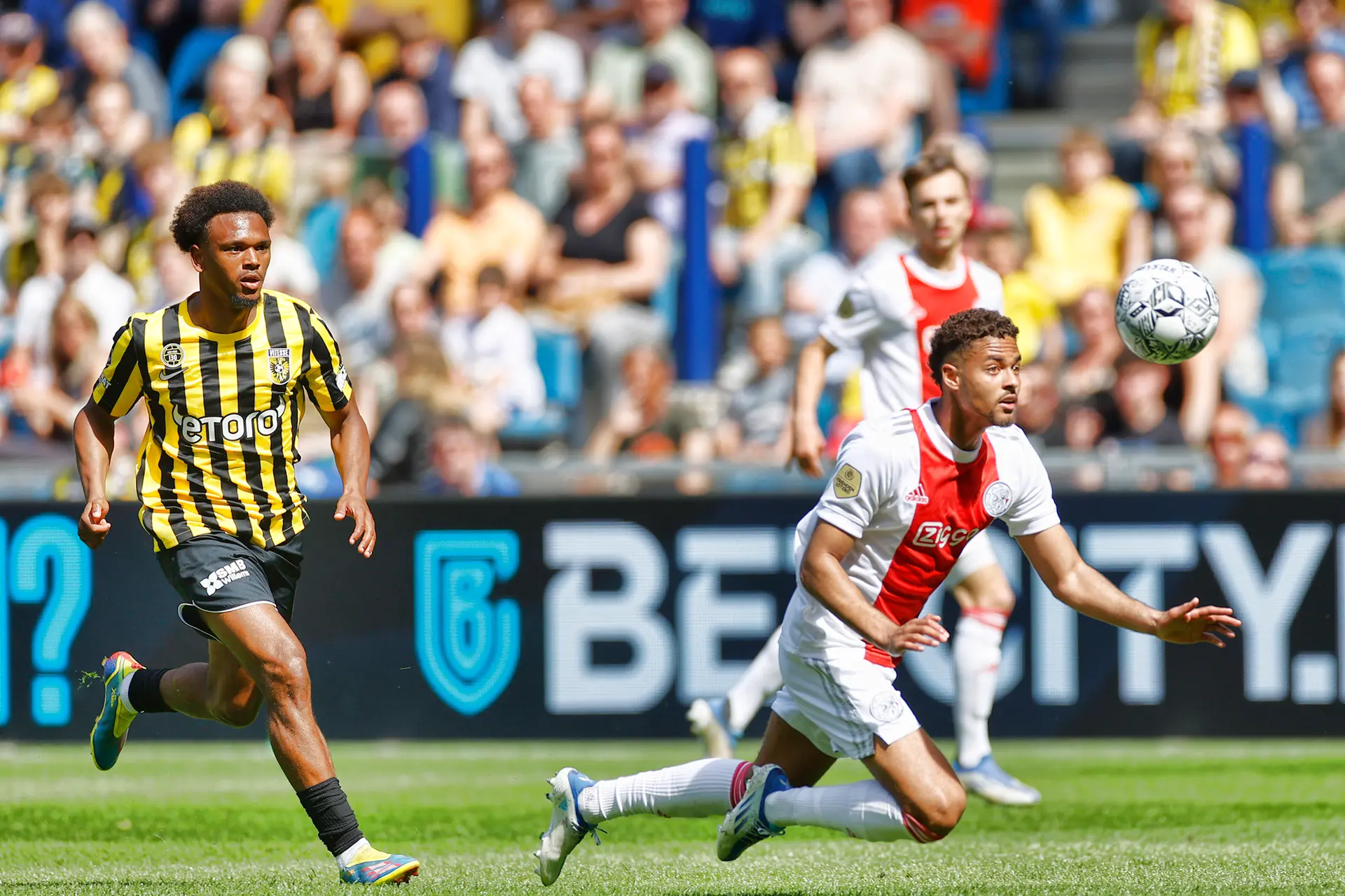 Pover Ajax sluit tijdperk-Ten Hag teleurstellend af met gelijkspel tegen Vitesse