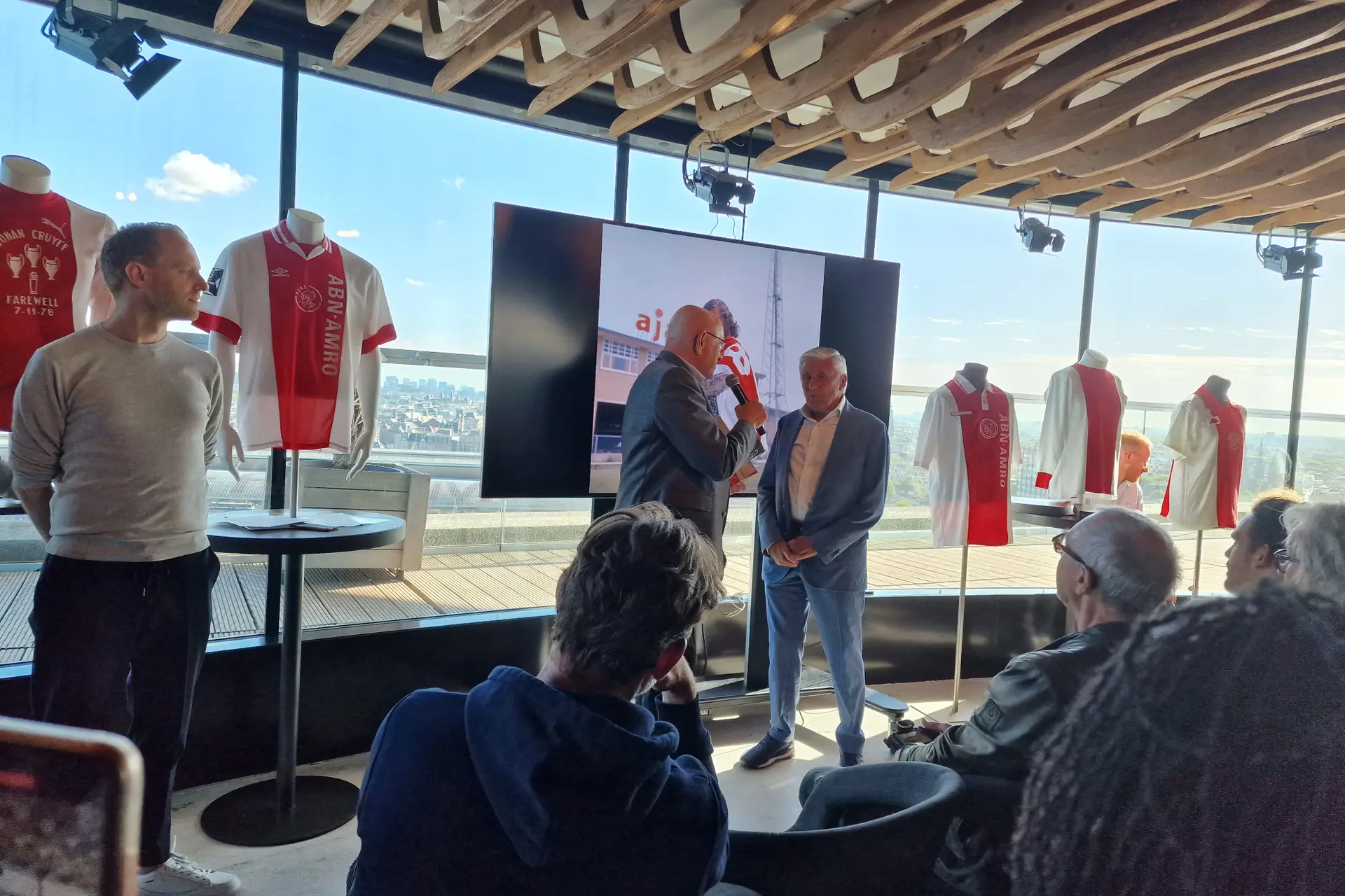 Ajax-boek 'Het Ajax Shirt' gepresenteerd: 'Het beste en meest complete shirtjesboek dat ooit gemaakt is'