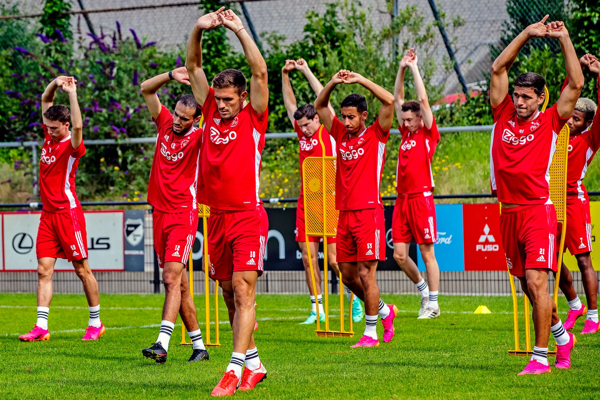 Foto's: de bal rolt weer op De Toekomst
