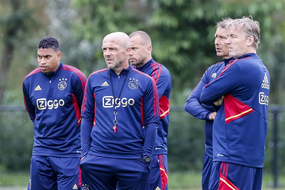 Ten Voorde wijst naar Schreuder: 'Hij heeft een hele dikke vinger in de pap gehad'