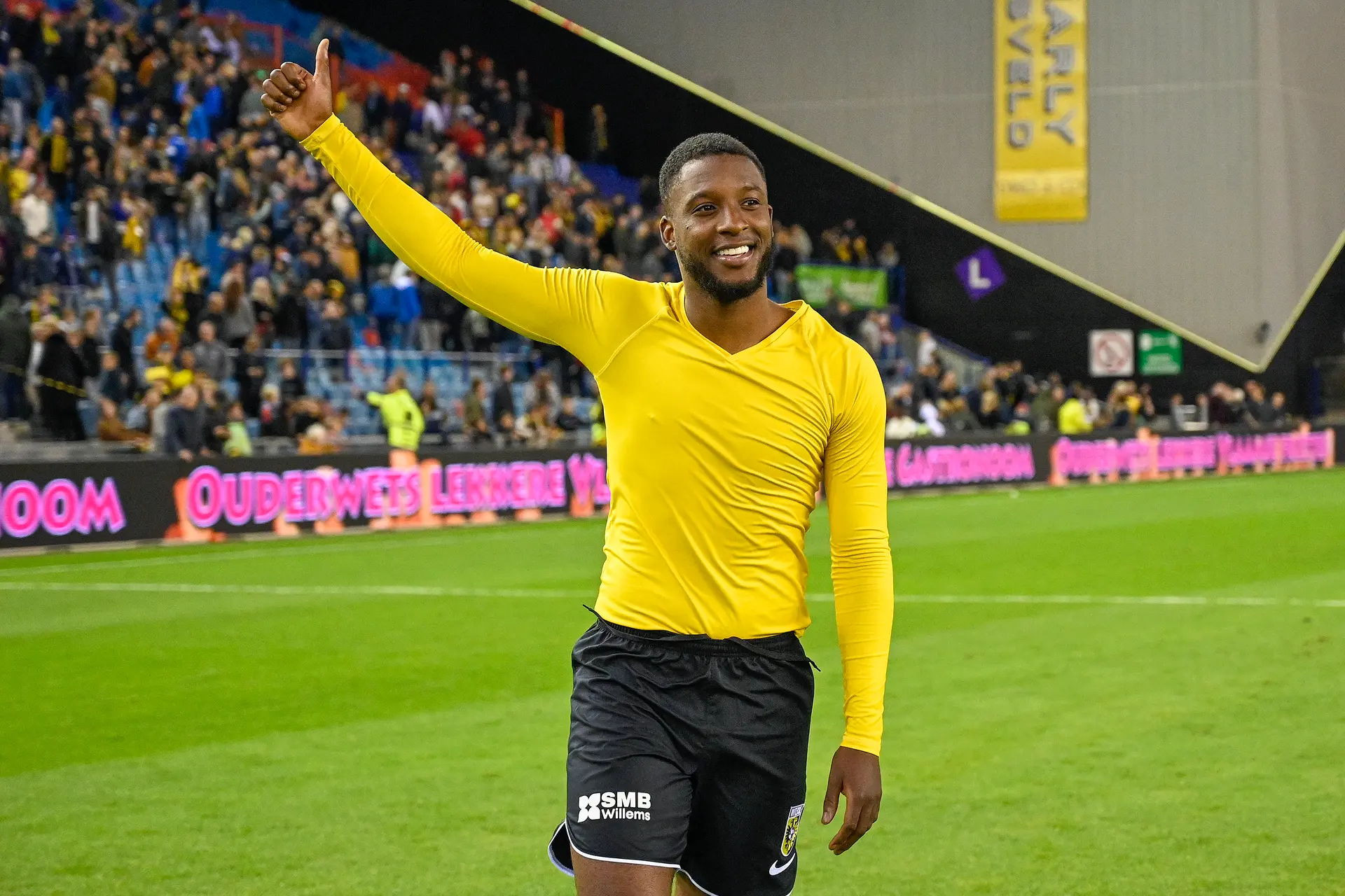Bazoer verrast en vervolgt loopbaan bij AZ