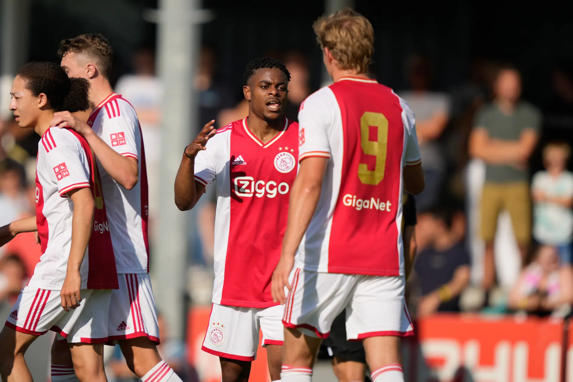 'Hansen in belangstelling van Anderlecht en Eintracht Frankfurt; Ajax zet in op contractverlenging'