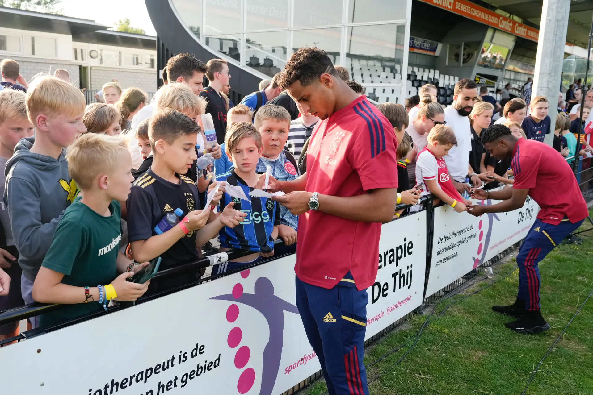 Ajax neemt nieuwelingen Grillitsch en Ocampos op in Champions League-selectie, Ihattaren ontbreekt