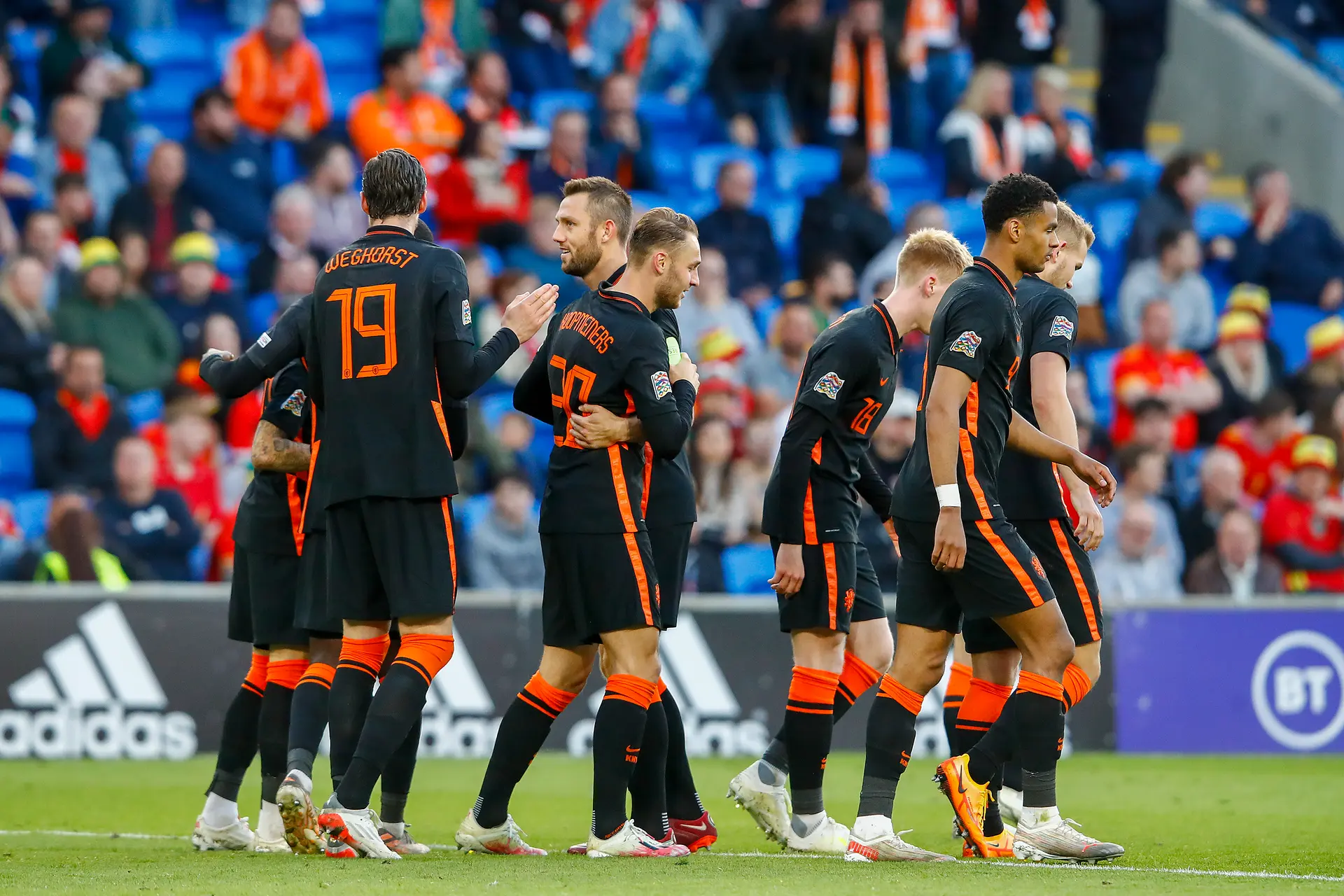 Oranje wint in absolute slotfase van Wales dankzij goal Weghorst